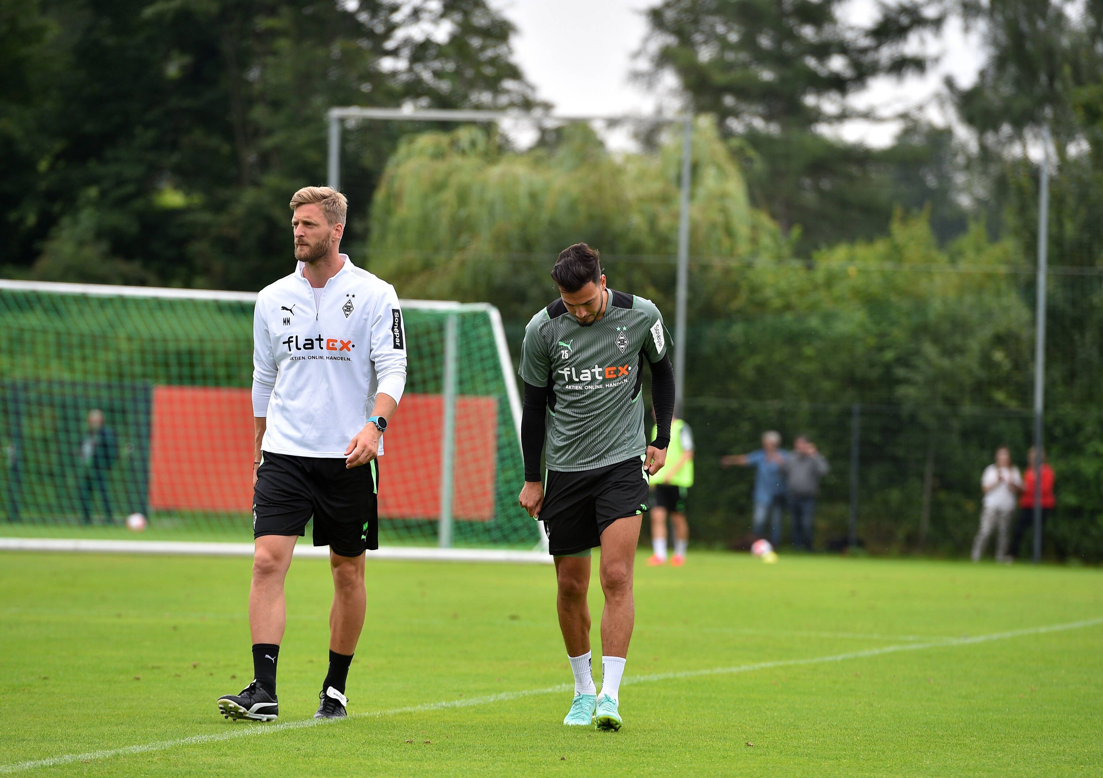 Athletiktrainer Markus Müller (l.), hier am 21. Juli 2021 im Trainingslager in Harsewinkel mit Linksverteidiger Ramy Bensebaini (r.), wechselt zur neuen Spielzeit von Borussia Mönchengladbach zu Bayer 04 Leverkusen.