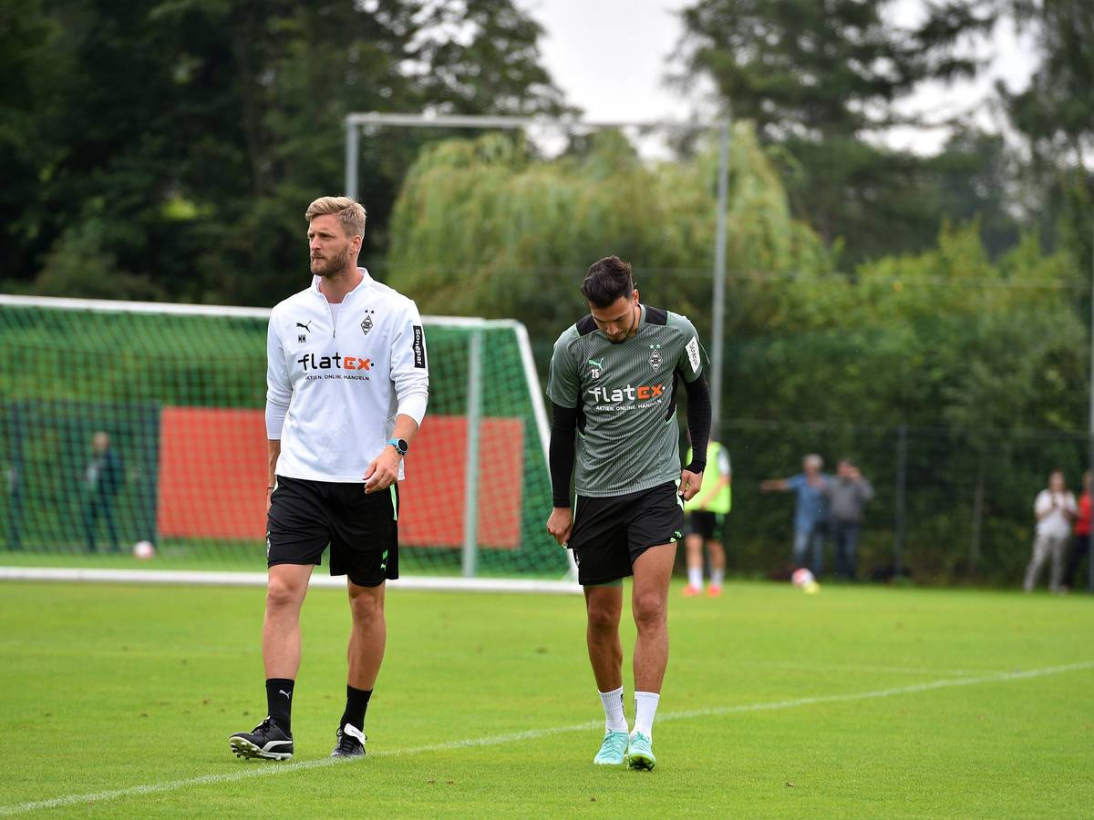 Athletiktrainer Markus Müller (l.), hier am 21. Juli 2021 im Trainingslager in Harsewinkel mit Linksverteidiger Ramy Bensebaini (r.), wechselt zur neuen Spielzeit von Borussia Mönchengladbach zu Bayer 04 Leverkusen.