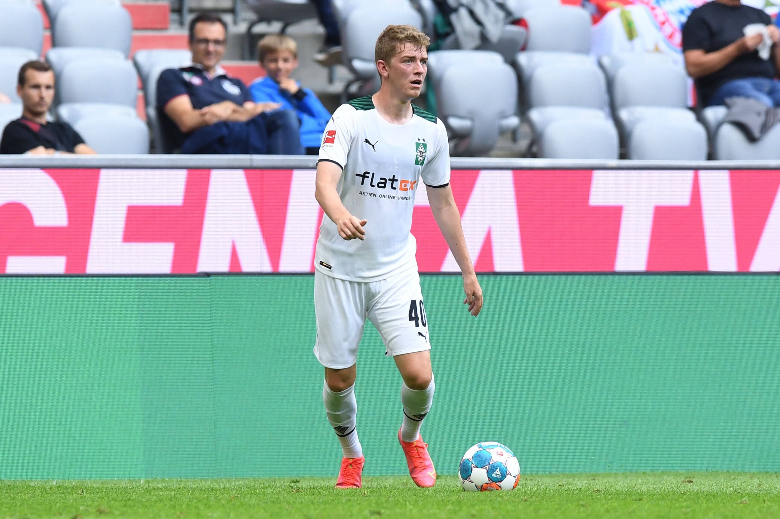Andreas Poulsen, hier am Ball bei einem Testspiel beim FC Bayern München am 28. Juli 2021, sucht nach einer Anspielstation.