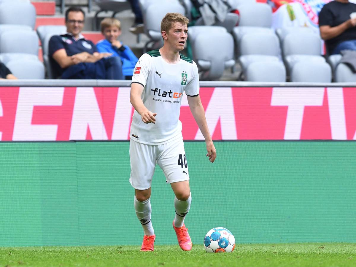 Andreas Poulsen, hier am Ball bei einem Testspiel beim FC Bayern München am 28. Juli 2021, sucht nach einer Anspielstation.