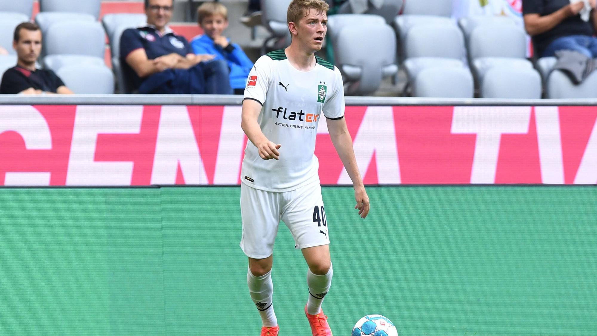Andreas Poulsen, hier am Ball bei einem Testspiel beim FC Bayern München am 28. Juli 2021, sucht nach einer Anspielstation.