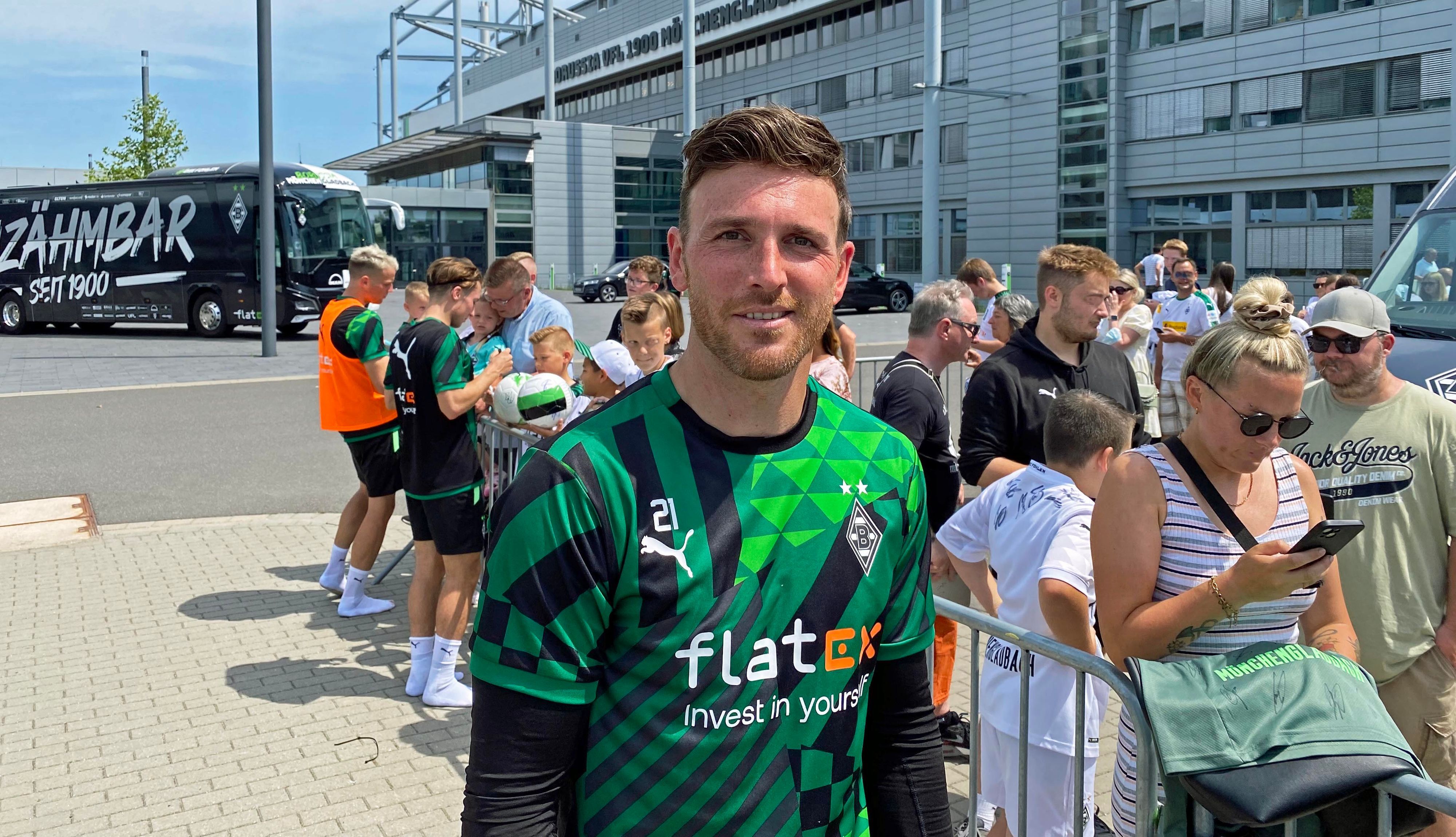 Tobias Sippel, Torhüter von Fußball-Bundesligist Borussia Mönchengladbach, gibt am Donnerstag (30. Juni 2022) Autogramme im Borussia-Park. Sippel blickt in die Kamera des Fotografen und lächelt.