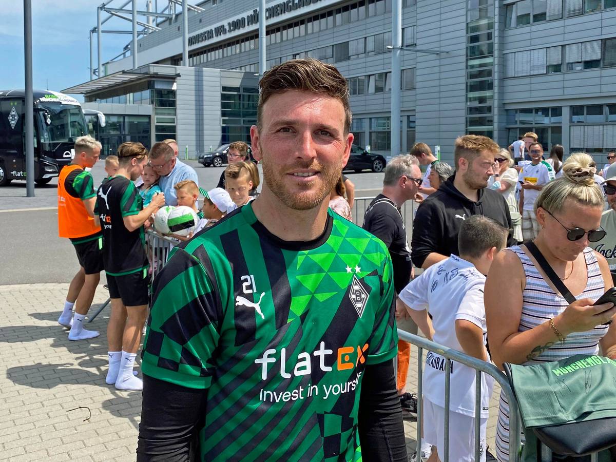 Tobias Sippel, Torhüter von Fußball-Bundesligist Borussia Mönchengladbach, gibt am Donnerstag (30. Juni 2022) Autogramme im Borussia-Park. Sippel blickt in die Kamera des Fotografen und lächelt.