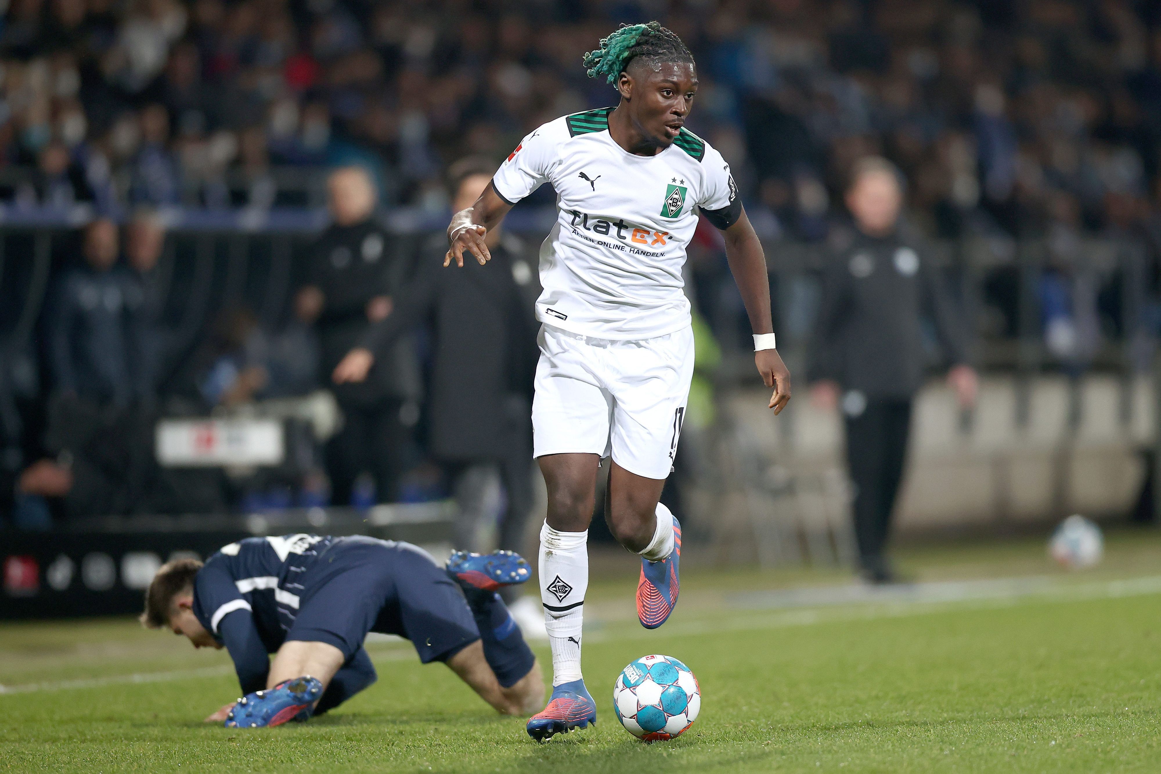 Manu Koné von Borussia Mönchengladbach, hier am 18. März 2022 beim Auswärtsspiel gegen den VfL Bochum, spielt nach überwundenem Tackling den Ball.