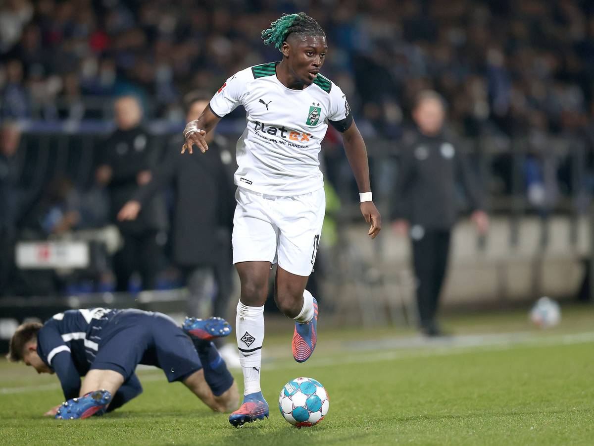 Manu Koné von Borussia Mönchengladbach, hier am 18. März 2022 beim Auswärtsspiel gegen den VfL Bochum, spielt nach überwundenem Tackling den Ball.