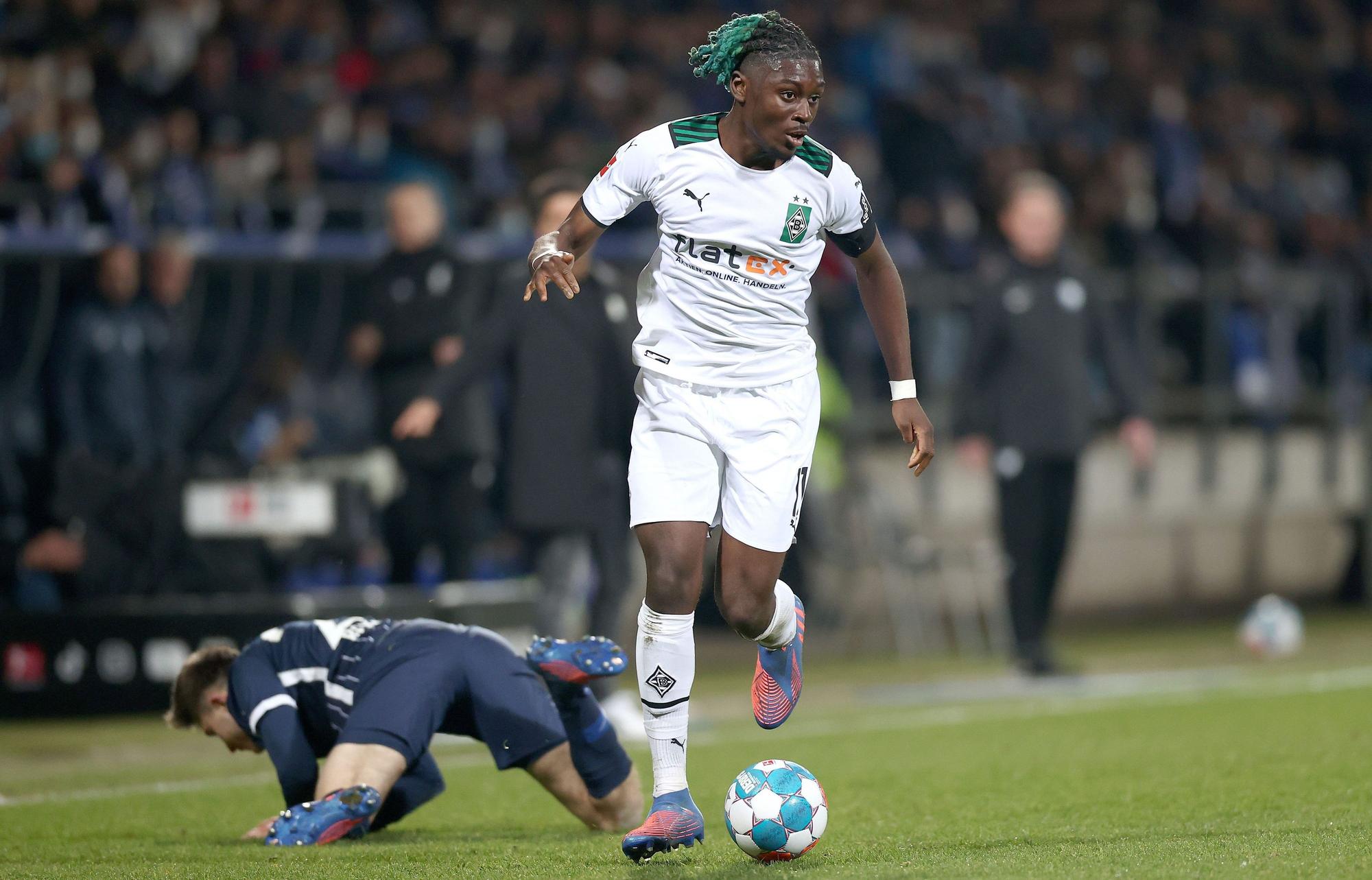 Manu Koné von Borussia Mönchengladbach, hier am 18. März 2022 beim Auswärtsspiel gegen den VfL Bochum, spielt nach überwundenem Tackling den Ball.