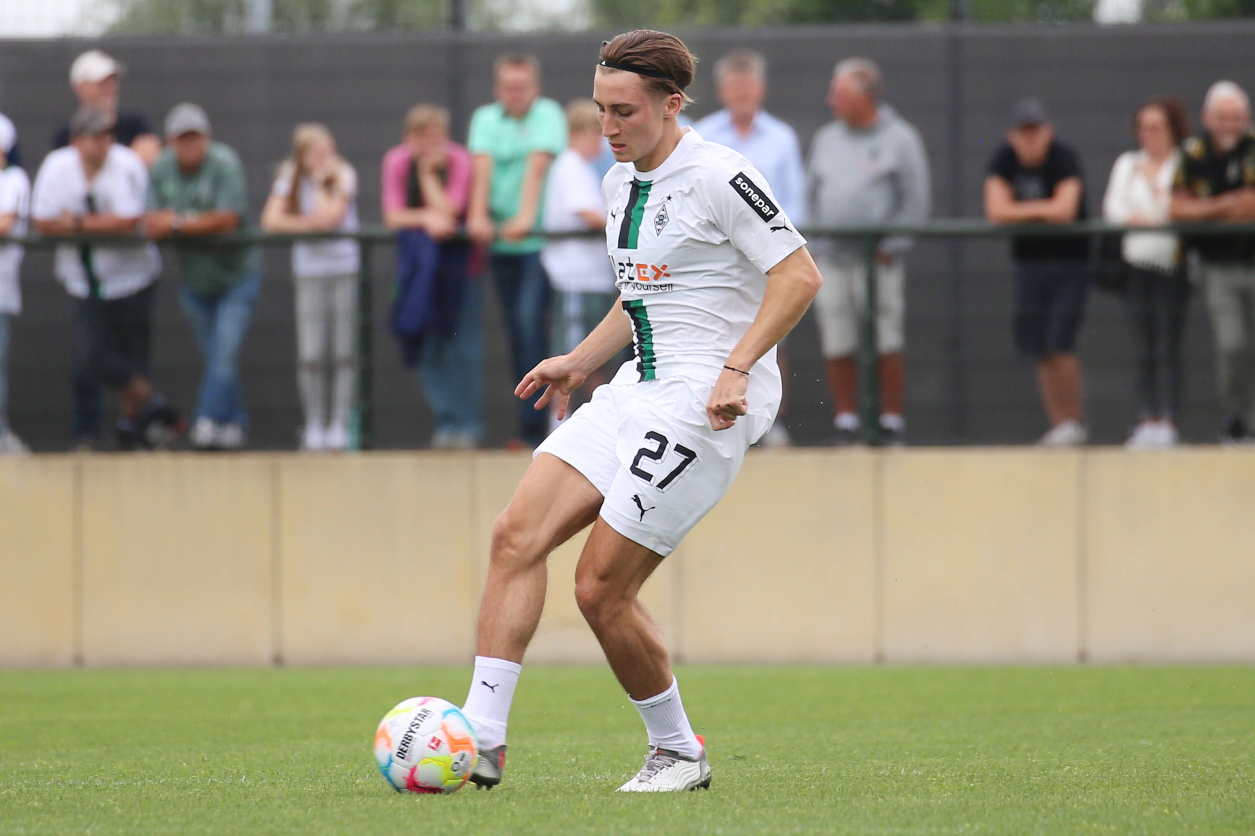 Rocco Reitz, hier zum Trainingsauftakt am Borussia-Park am 26. Juni 2022. Reitz hat den Ball am rechten Fuß.