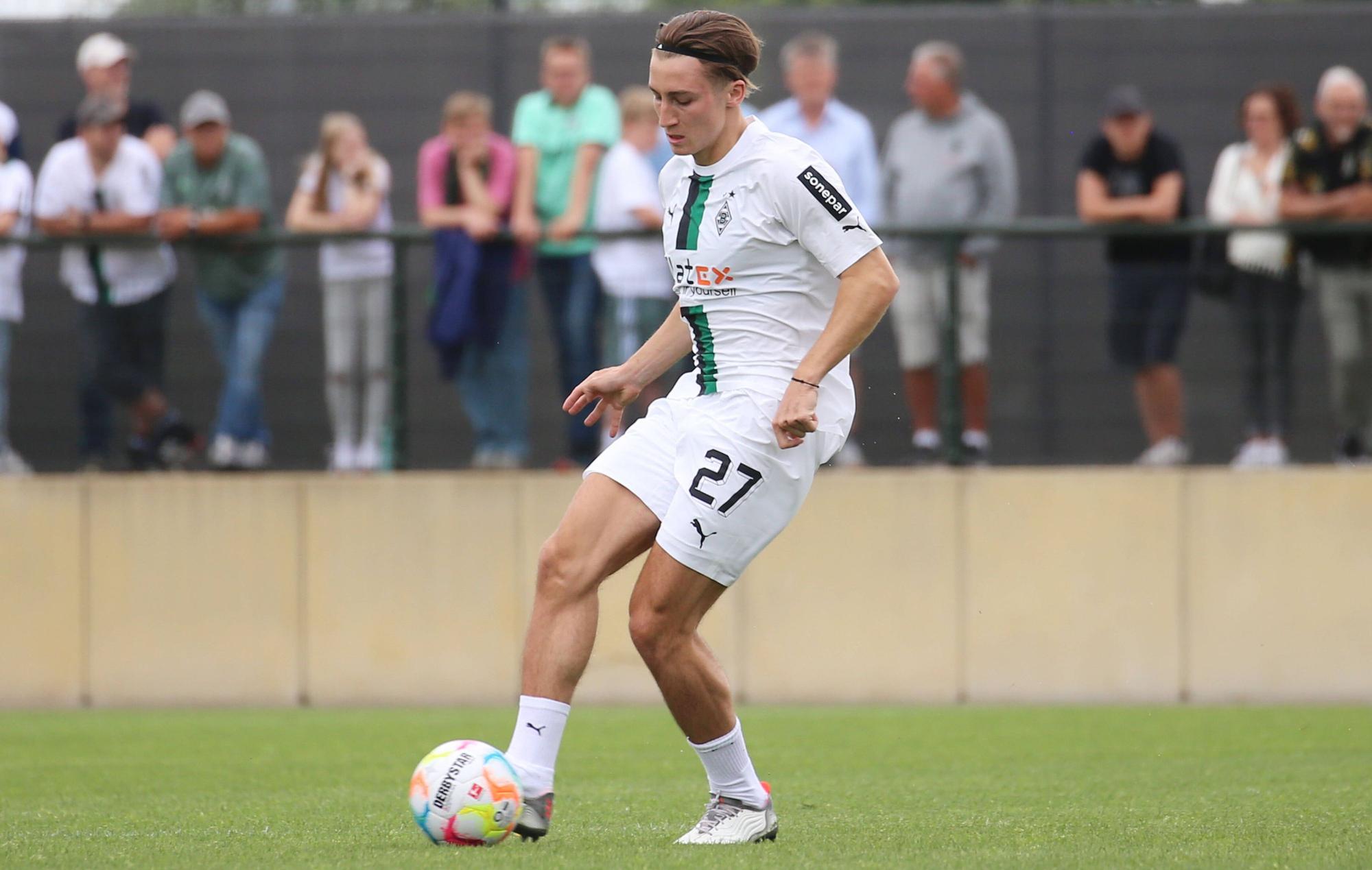 Gladbach-Profi Rocco Reitz trainiert am 26. Juni im Borussia-Park. Er führt den Ball am Fuß.