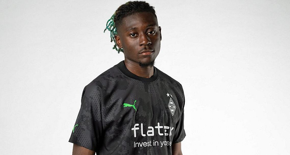 Gladbach-Profi Manu Kone zeigt am 1. Juli 2022 die Trikotvariante „Third“ von Ausrüster Puma für die Spielzeit 2022/2023.