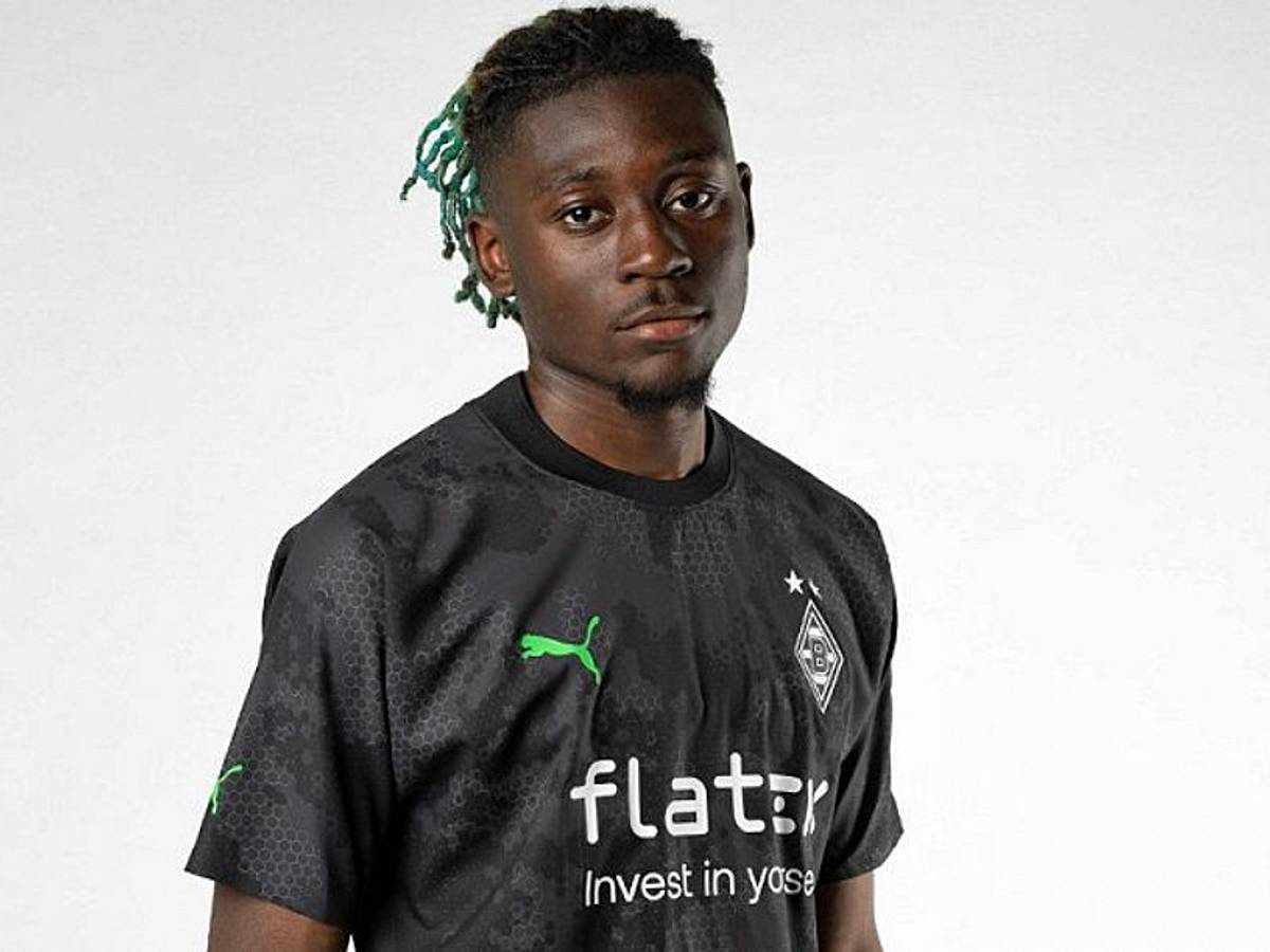 Gladbach-Profi Manu Kone zeigt am 1. Juli 2022 die Trikotvariante „Third“ von Ausrüster Puma für die Spielzeit 2022/2023.