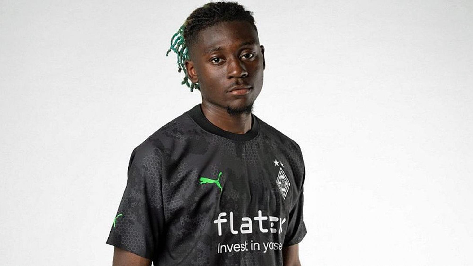 Gladbach-Profi Manu Kone zeigt am 1. Juli 2022 die Trikotvariante „Third“ von Ausrüster Puma für die Spielzeit 2022/2023.