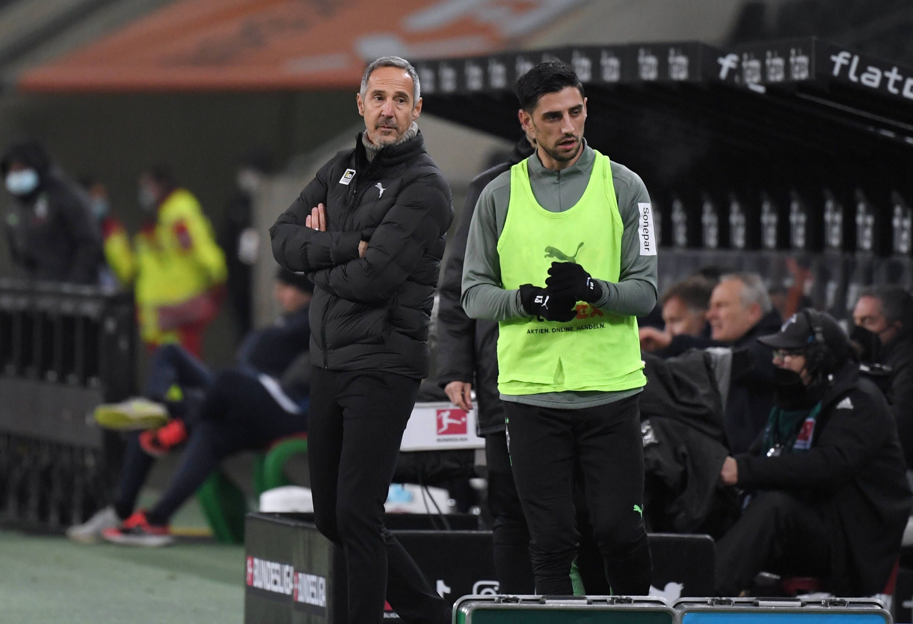 Adi Hütter (l.), Ex-Trainer von Borussia Mönchengladbach, und Kapitän Lars Stindl (r.) am 5. Dezember 2021 beim Bundesliga-Spiel gegen den SC Freiburg im Borussia-Park an der Seitenlinie stehend.