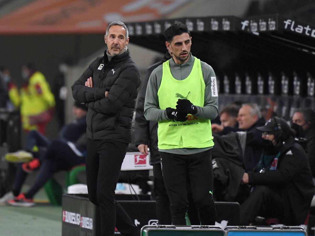 Adi Hütter (l.), Ex-Trainer von Borussia Mönchengladbach, und Kapitän Lars Stindl (r.) am 5. Dezember 2021 beim Bundesliga-Spiel gegen den SC Freiburg im Borussia-Park an der Seitenlinie stehend.