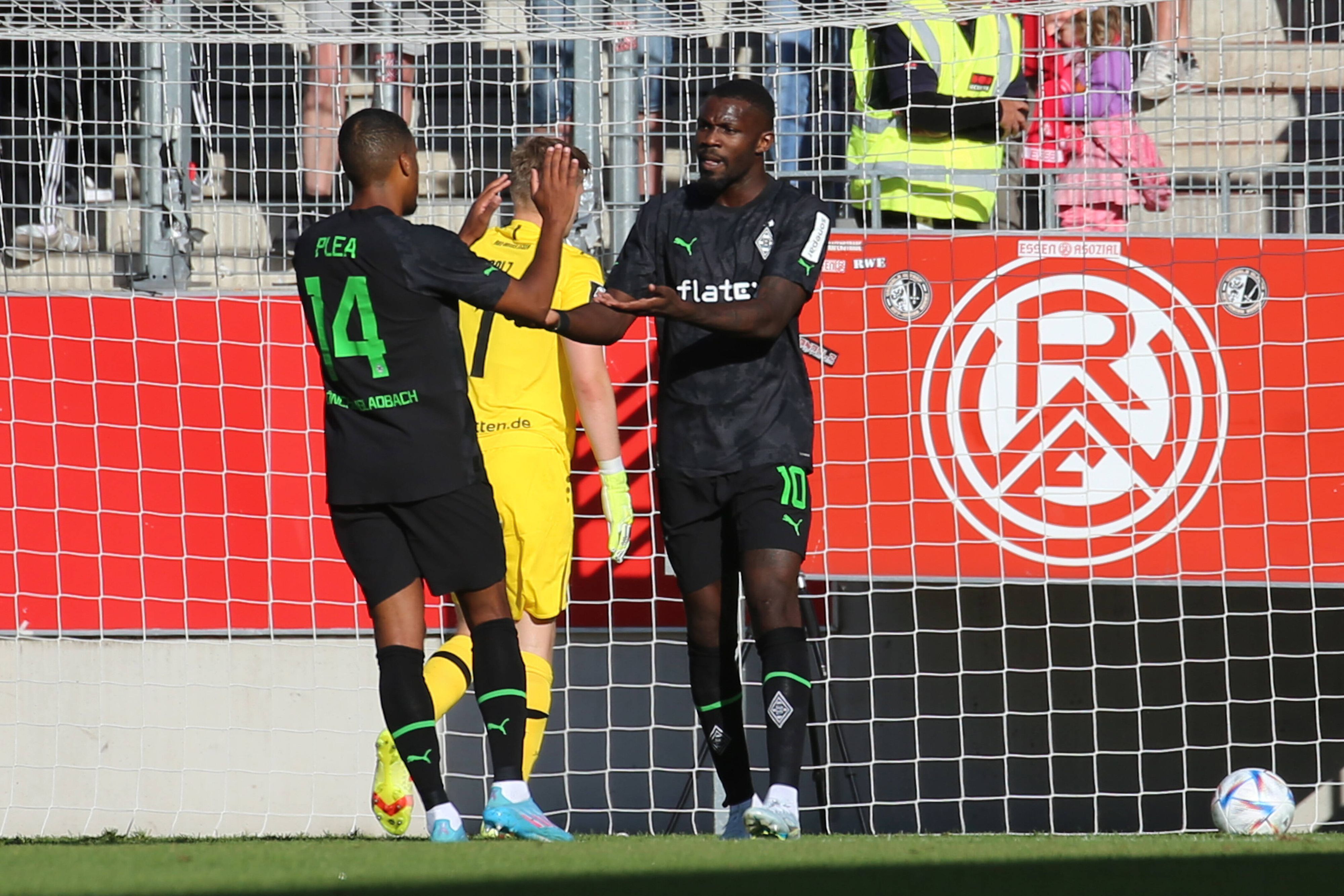 Gladbach-Profi Marcus Thuram (r.) klatscht sich mit Team-Kollege Alassane Plea (l.) während des Testspiel-Sieges der Borussia am Freitag (1. Juli 20222) bei RW Essen ab. Plea und Thuram tragen die neuen Trikots von Borussia-Mönchengladbach-Ausrüster Puma.