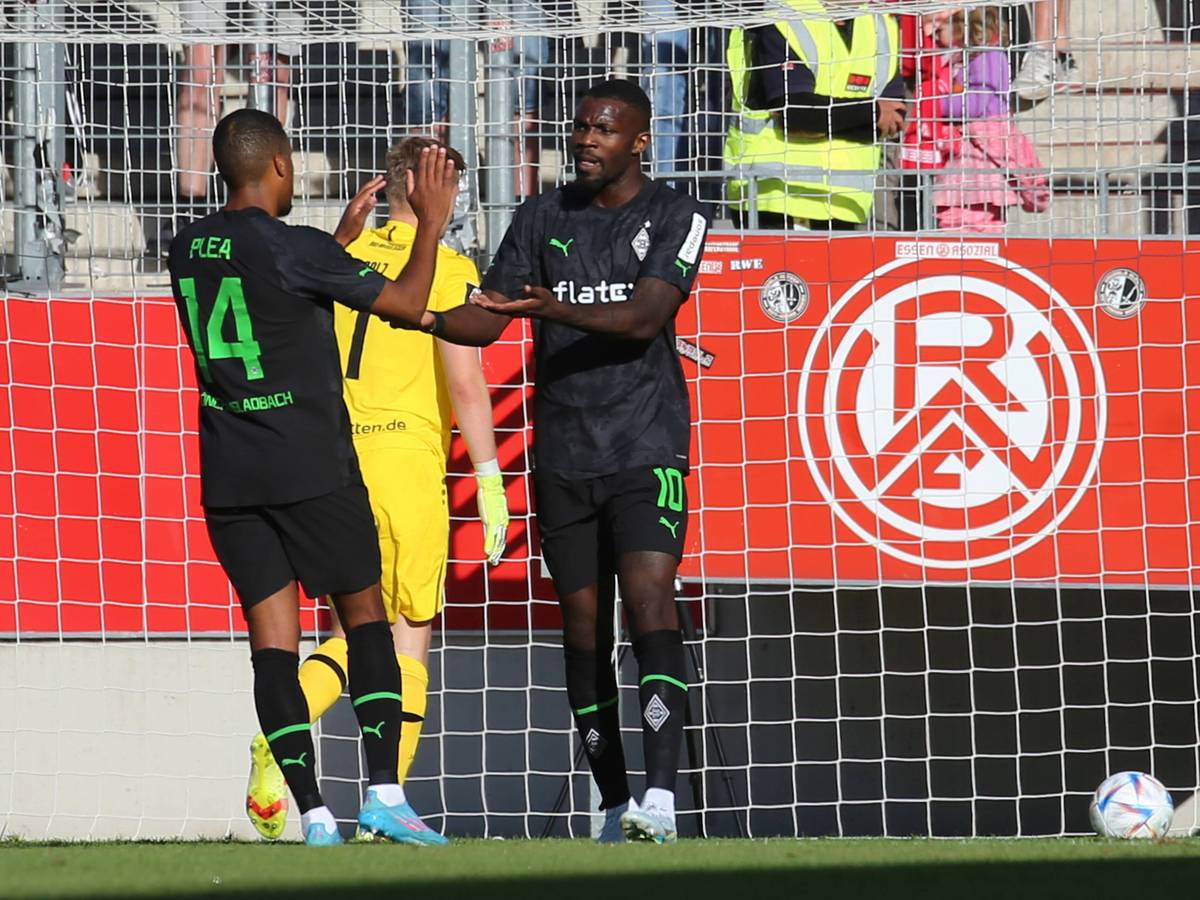 Gladbach-Profi Marcus Thuram (r.) klatscht sich mit Team-Kollege Alassane Plea (l.) während des Testspiel-Sieges der Borussia am Freitag (1. Juli 20222) bei RW Essen ab. Plea und Thuram tragen die neuen Trikots von Borussia-Mönchengladbach-Ausrüster Puma.