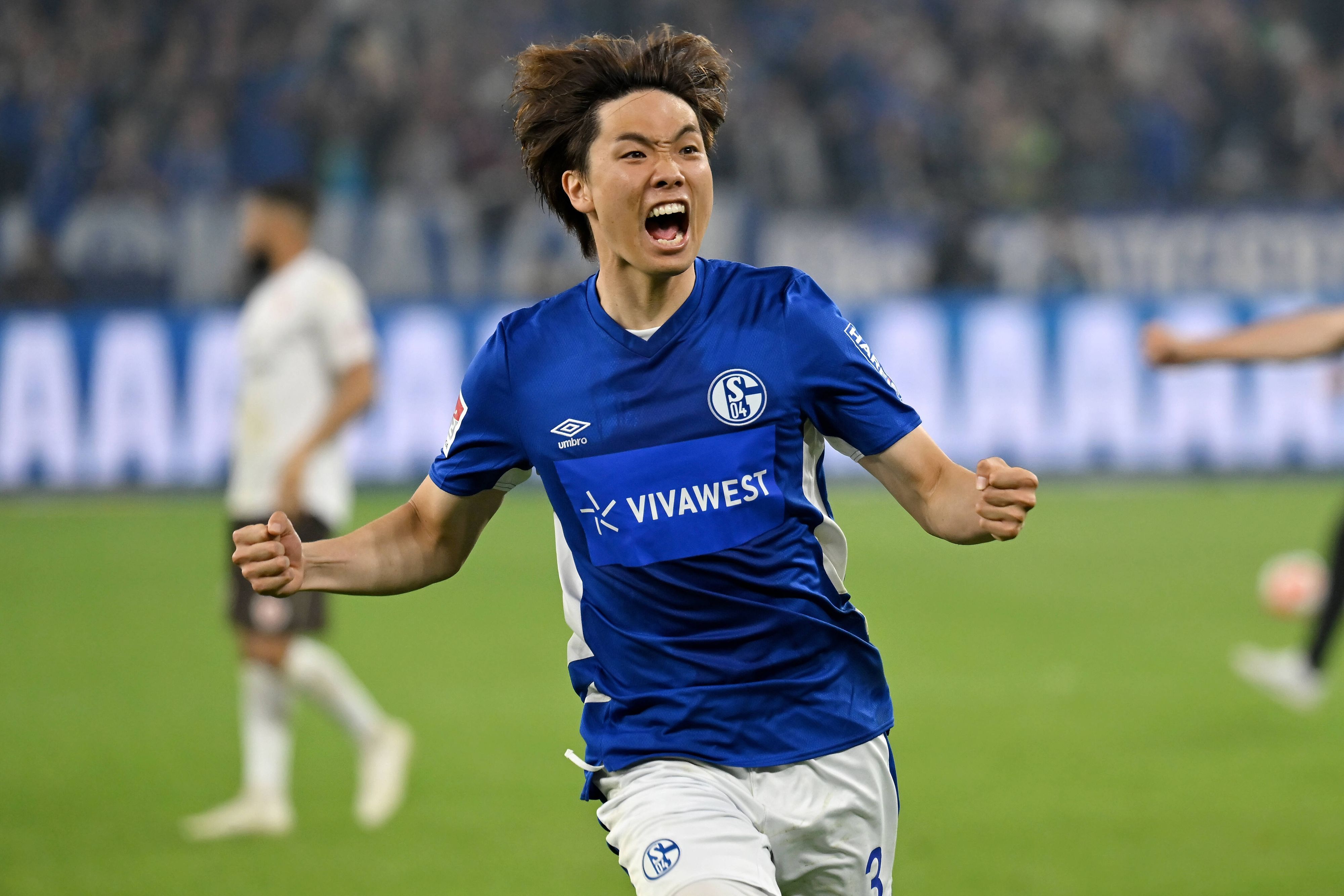 Ko Itakura, hier am 7. Mai 2022 bei einem Spiel mit dem FC Schalke 04 gegen den FC St. Pauli, jubelt über ein Tor.