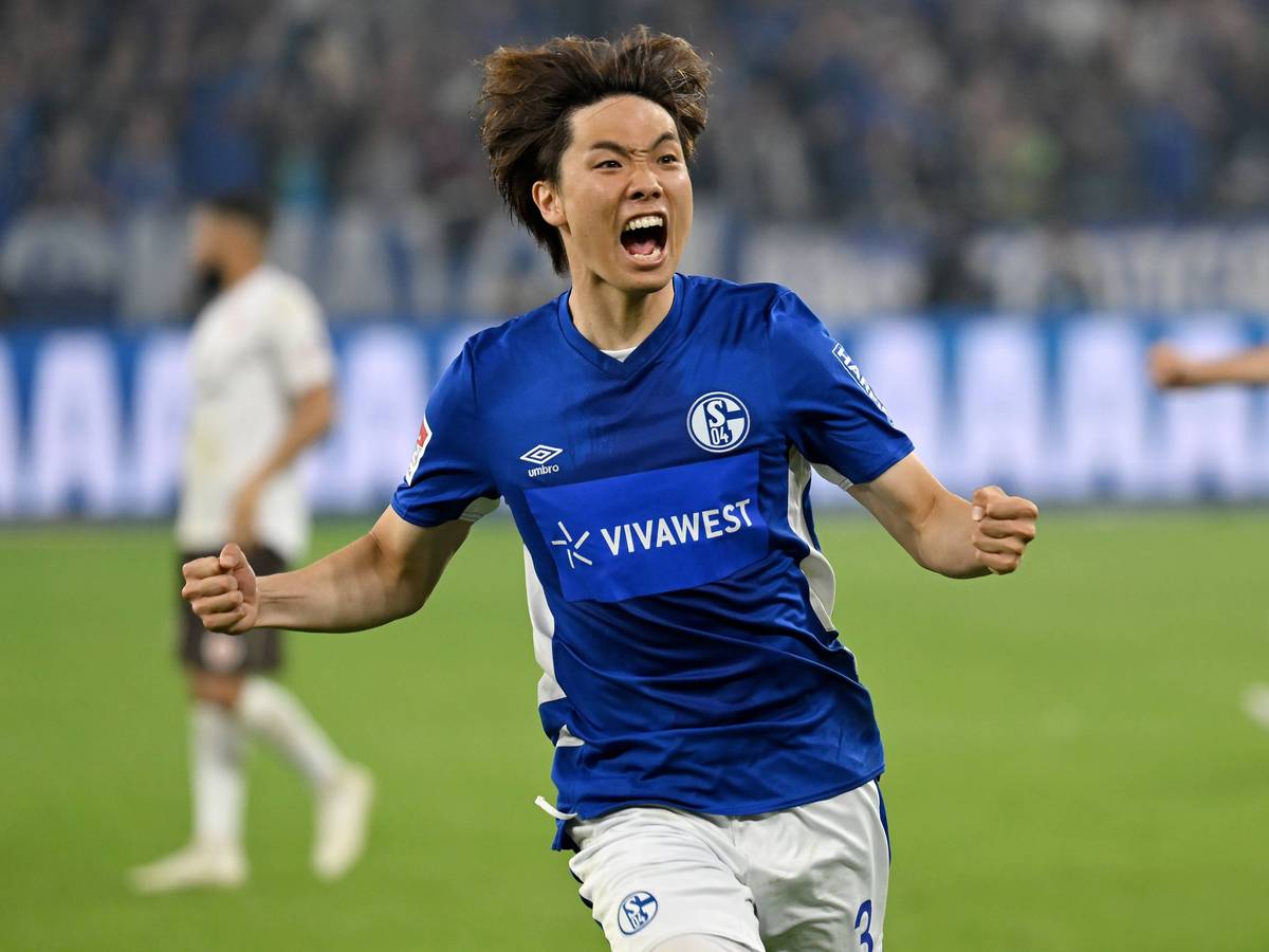 Ko Itakura, hier am 7. Mai 2022 bei einem Spiel mit dem FC Schalke 04 gegen den FC St. Pauli, jubelt über ein Tor.