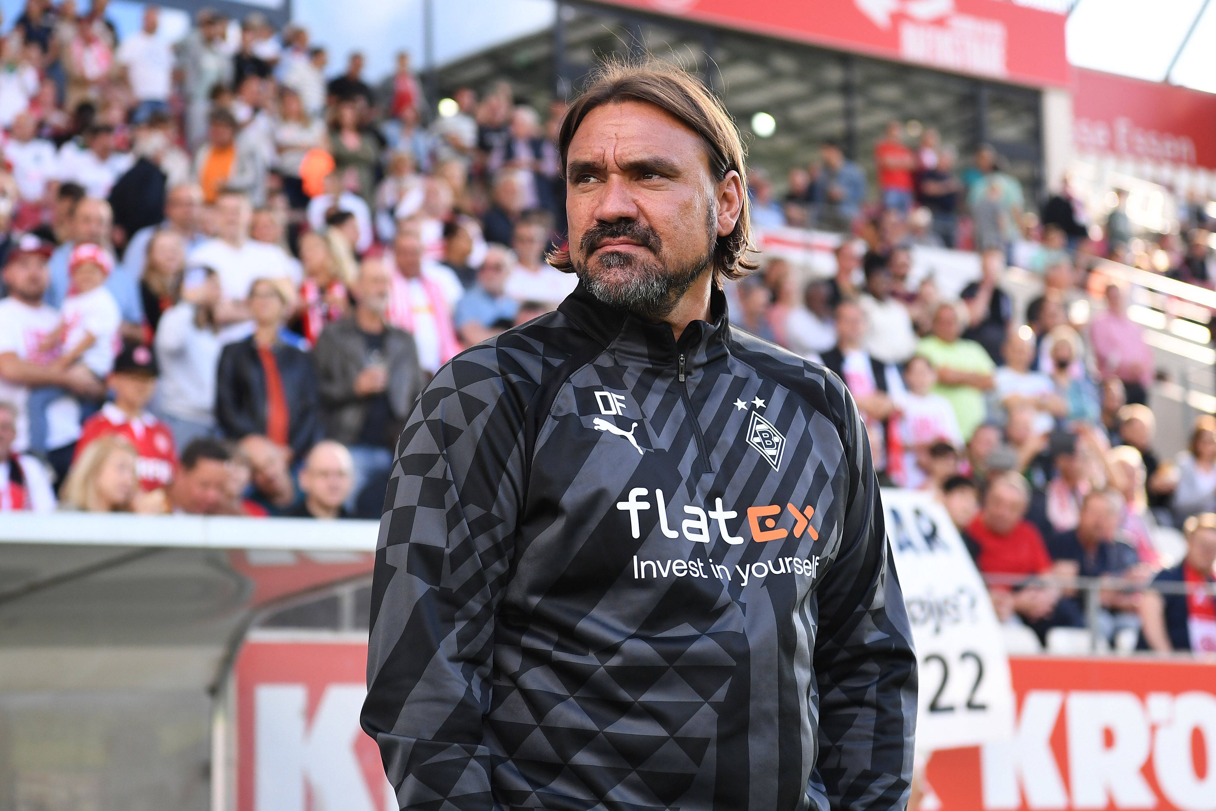Gladbach-Trainer Daniel Farke am Freitag (1. Juli 2022) an der Seitenlinie während des Testspiels der Borussia bei RW Essen. Farke schaut Richtung Spielfeld.