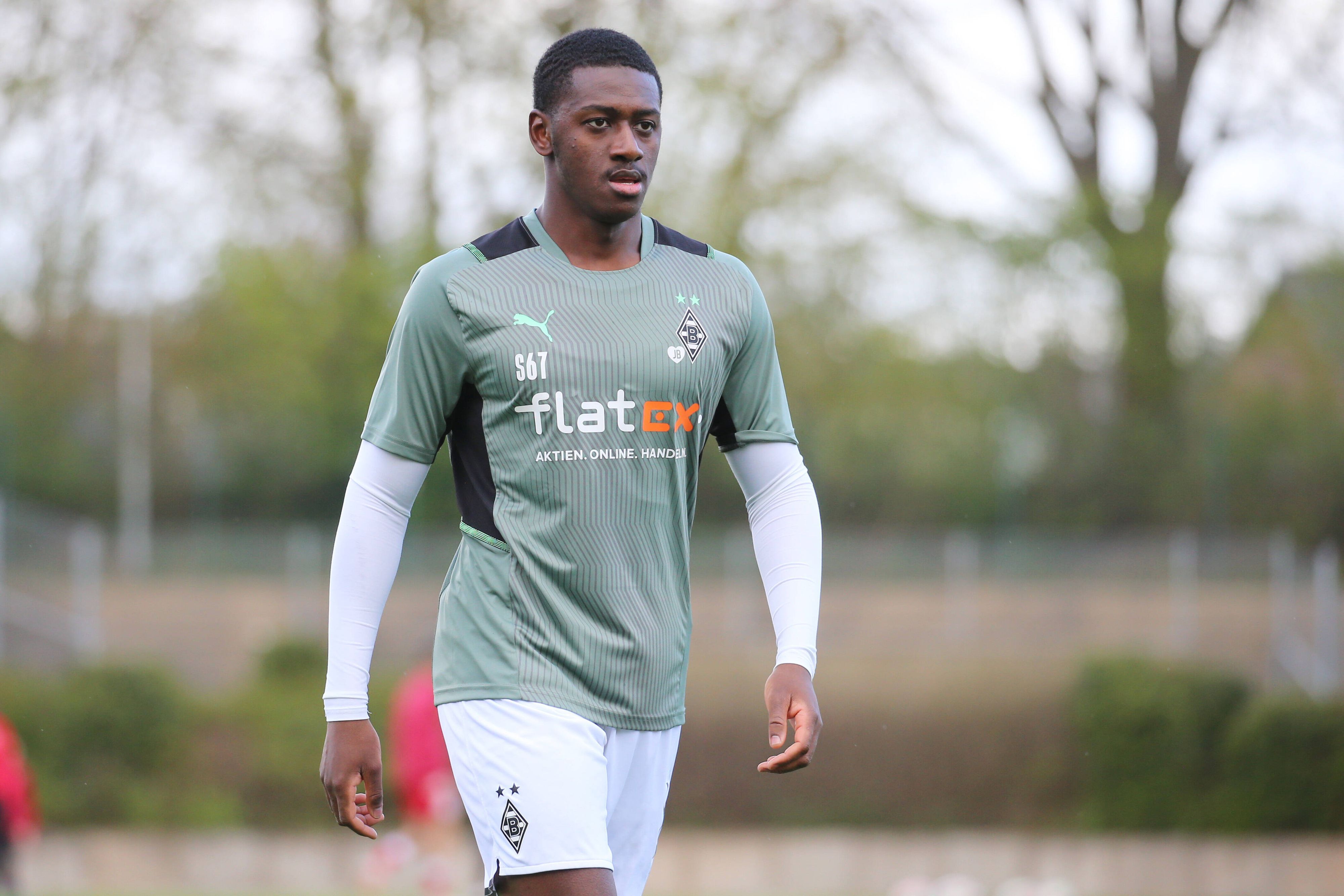 Mamadou Doucouré geht vor einem Regionalliga-Spiel mit der U23 von Borussia Mönchengladbach über den Platz.