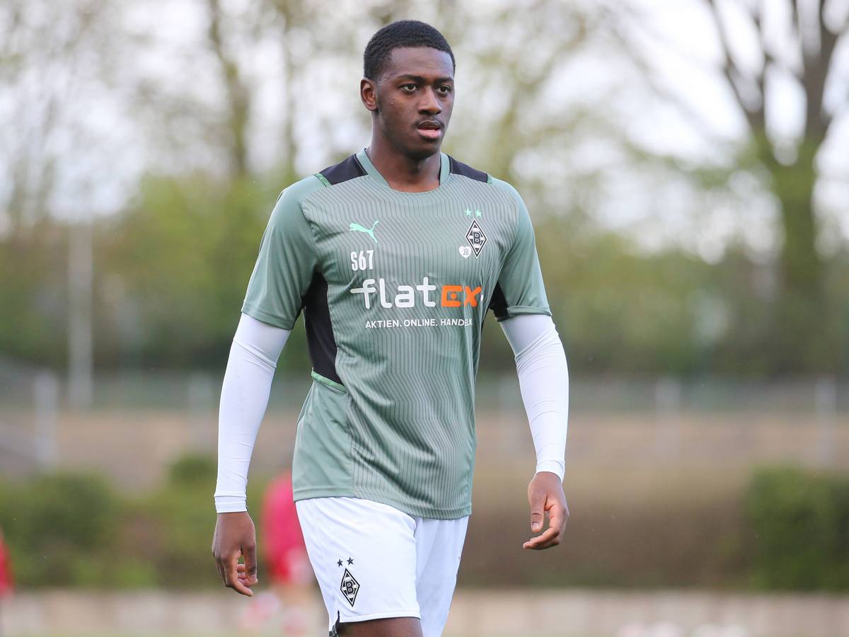 Mamadou Doucouré geht vor einem Regionalliga-Spiel mit der U23 von Borussia Mönchengladbach über den Platz.