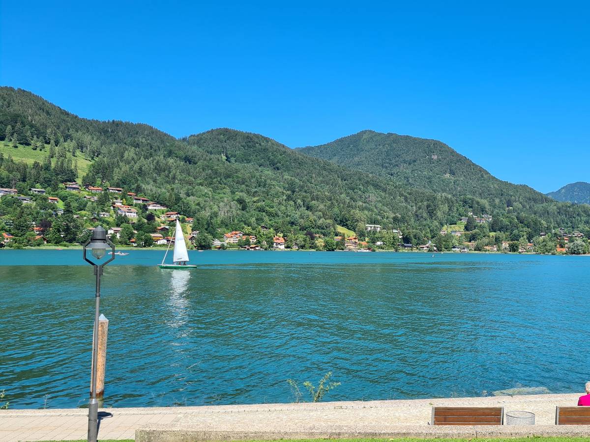 Am Sonntag (3. Juli 2022) startet das Team von Borussia Mönchengladbach ins Trainingslager nach Rottach-Egern. Das Teamhotel befindet sich direkt am malerischen Tegernsee und bietet einen beeindruckenden Blick auf die Alpen, wie zu sehen auf dem Foto.