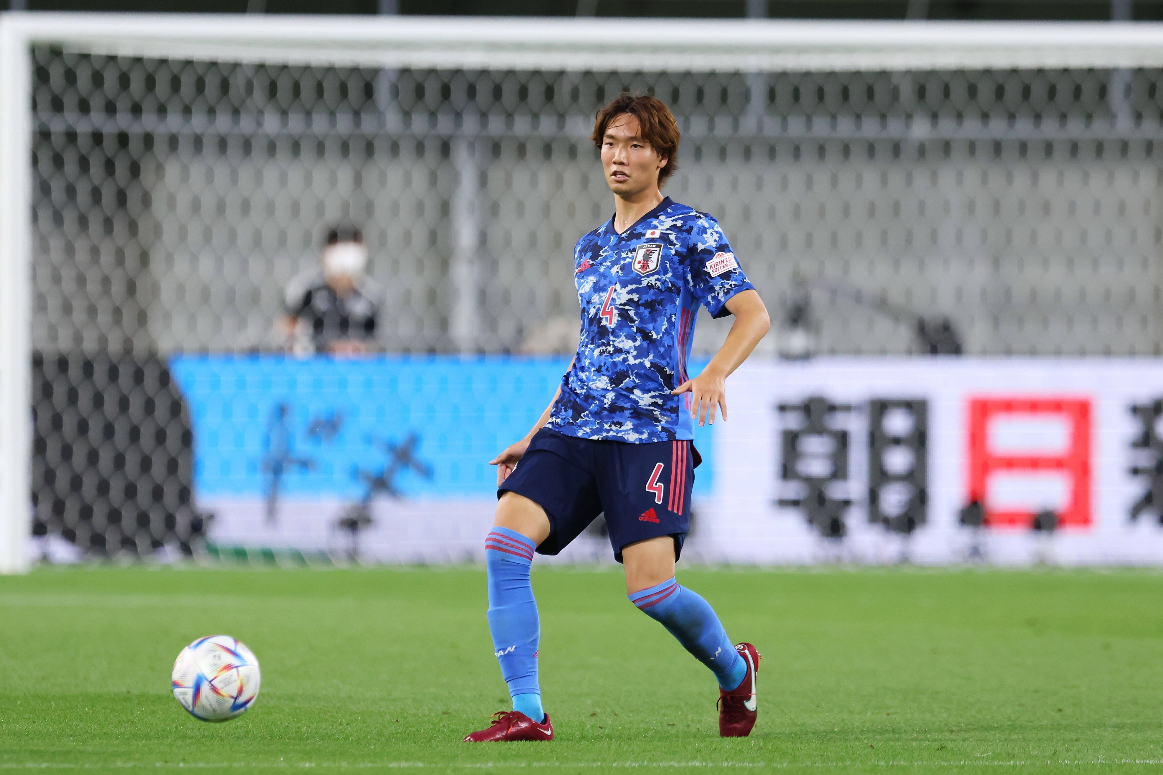 Der neue Gladbach-Profi Ko Itakura im Einsatz für die japanische Nationalmannschaft am 10. Juni 2022 im Länderspiel gegen Ghana. Itakura spielt einen Pass.