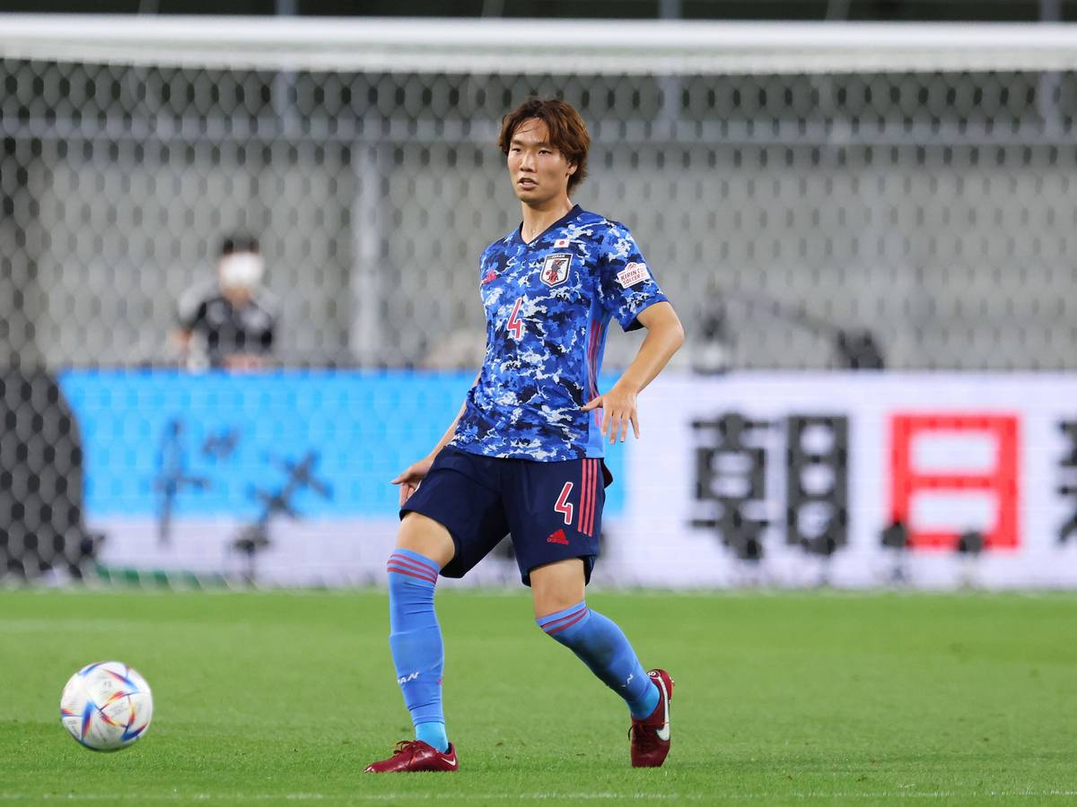 Der neue Gladbach-Profi Ko Itakura im Einsatz für die japanische Nationalmannschaft am 10. Juni 2022 im Länderspiel gegen Ghana. Itakura spielt einen Pass.