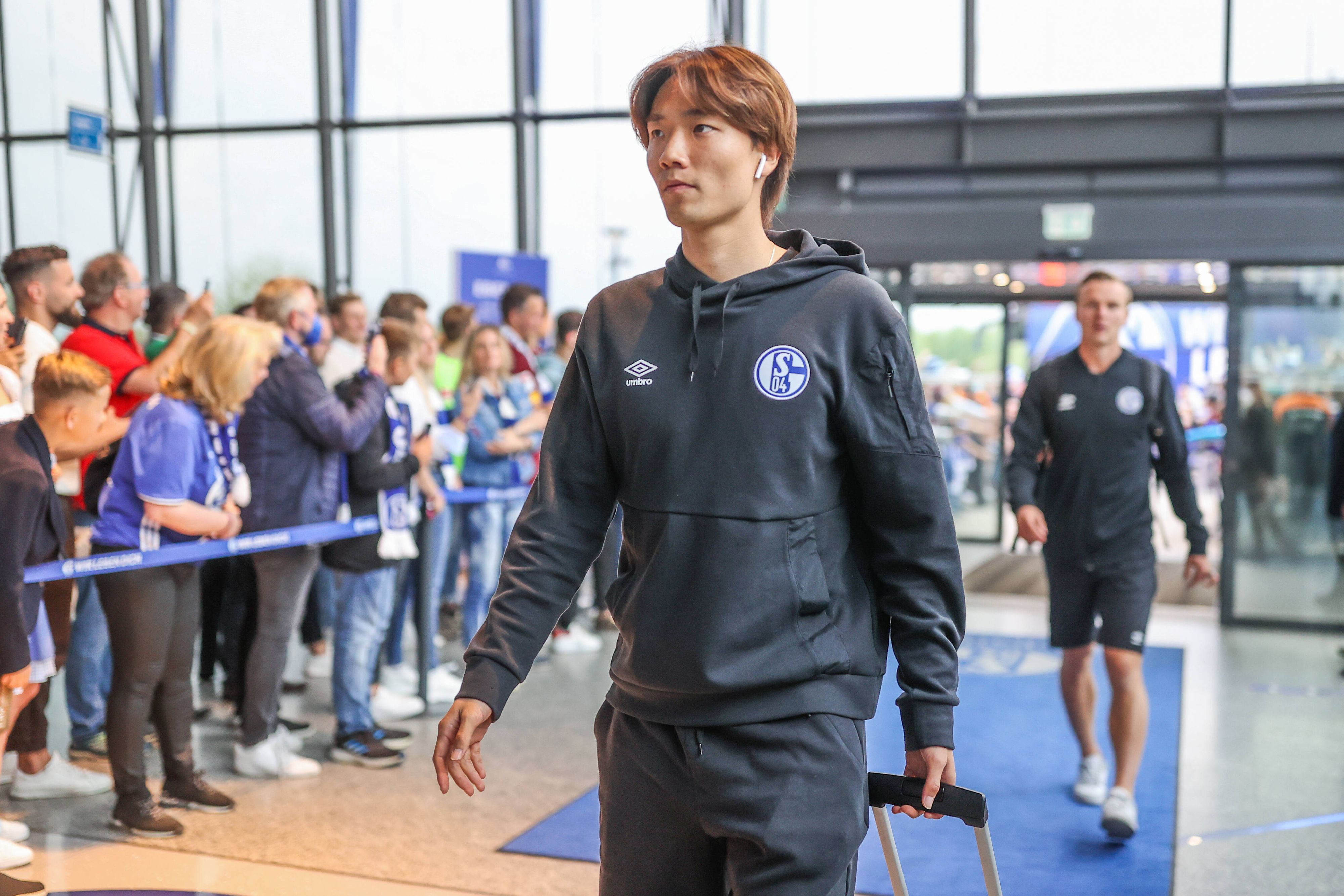 Ko Itakura am 07. Mai 2022, während der Anreise zum Spiel der 2. Bundesliga zwischen FC Schalke 04 - FC St. Pauli.