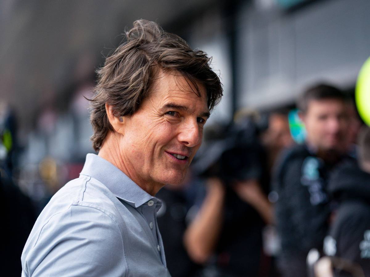 Hollywood-Star Tom Cruise hat beim Besuch des Formel-1-Rennens in Silverstone am Sonntag (3. Juli 2022) einen Profi von Borussia Mönchengladbach in der Boxengasse getroffen. Das Foto zeigt ihn Lächelnd.