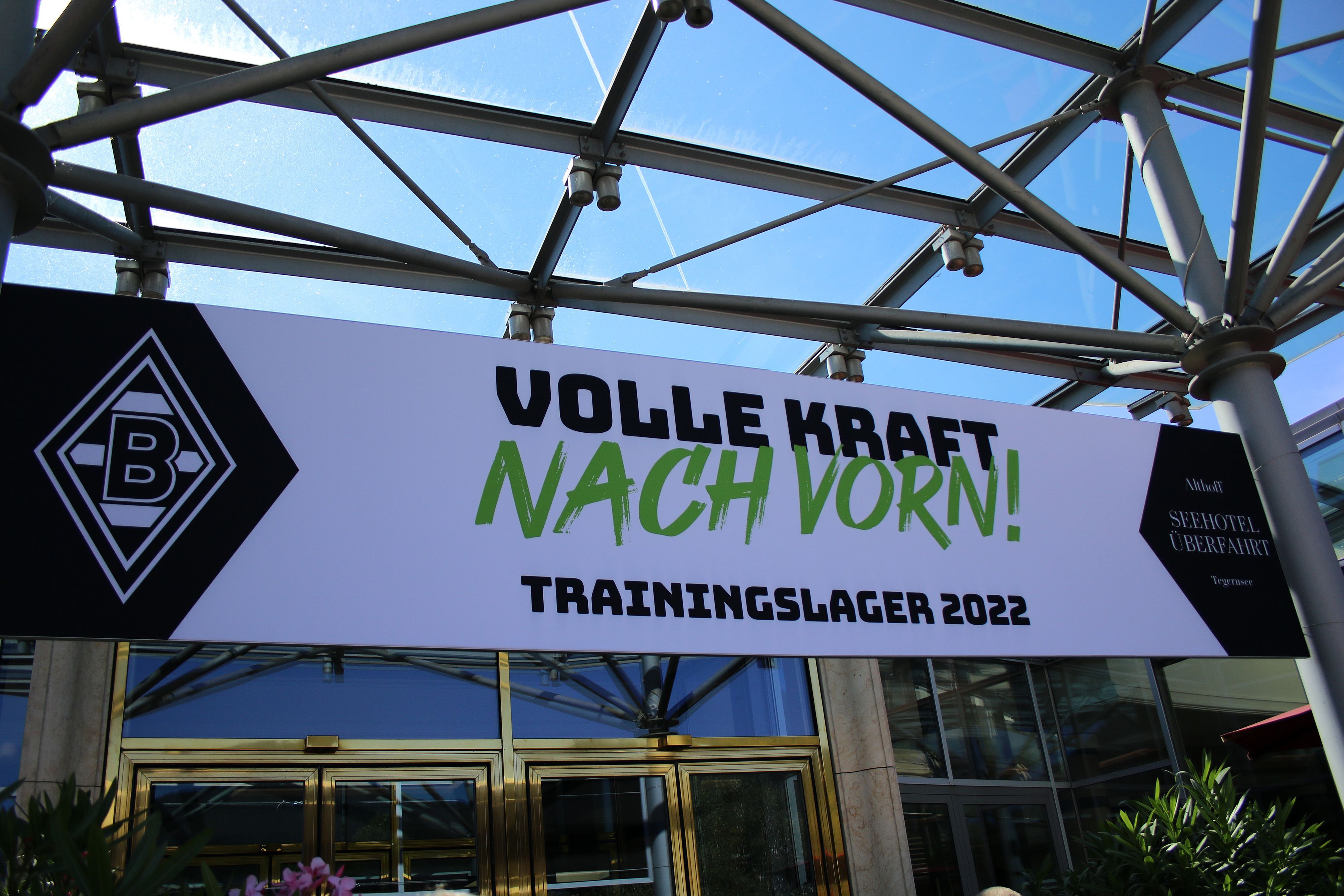 Volle Kraft nach vorn! Mit diesem Banner sind die Profis von Fußball-Bundesligist Borussia Mönchengladbach am Sonntag (3. Juli 2022) bei der Ankunft am Teamhotel in Rottach-Egern begrüßt worden. Das Hotel heißt Seehotel Überfahrt am Tegernsee.
