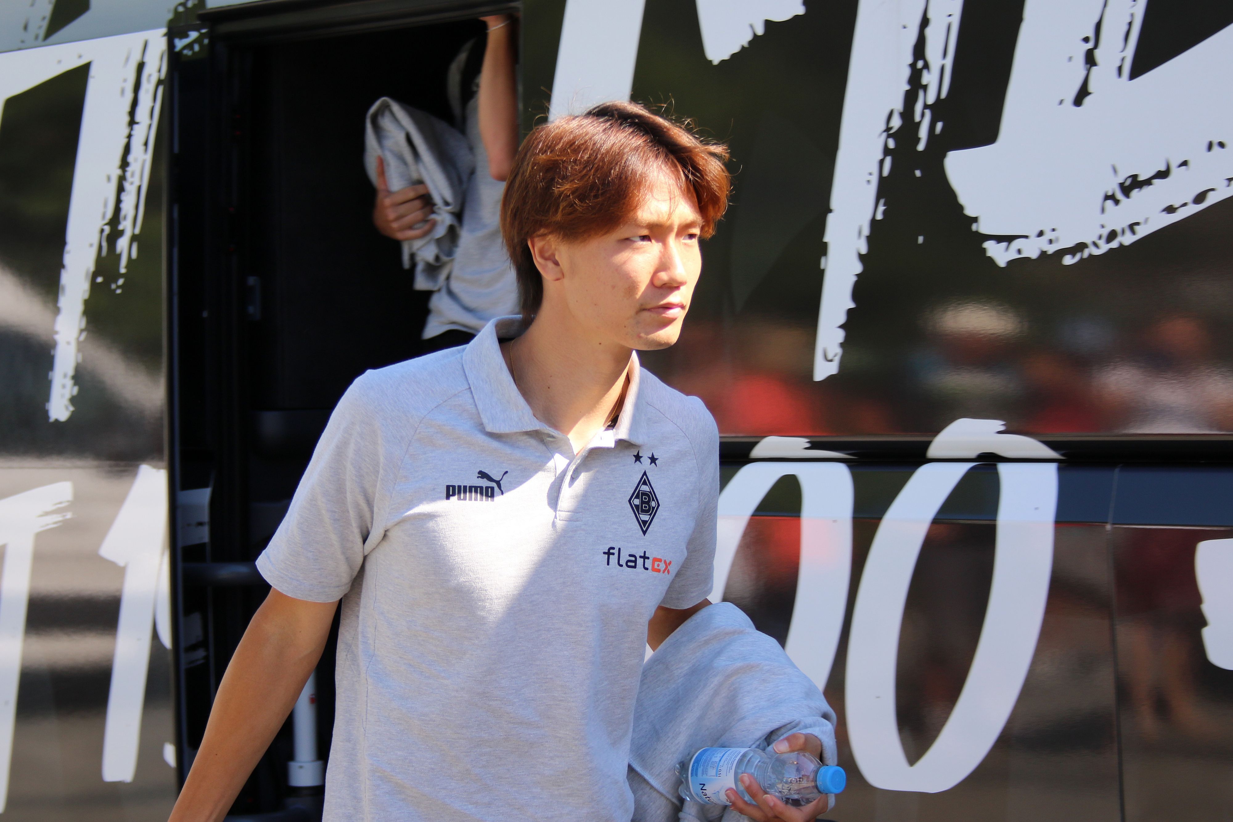 Gladbach-Transfer Ko Itakura ist auch dabei! Der Borussia-Tross ist am Sonntag (3. Juli 2022) am Tegernsee in Rottach-Egern angekommen. Itakura ist aus dem Mannschaftsbus ausgestiegen.