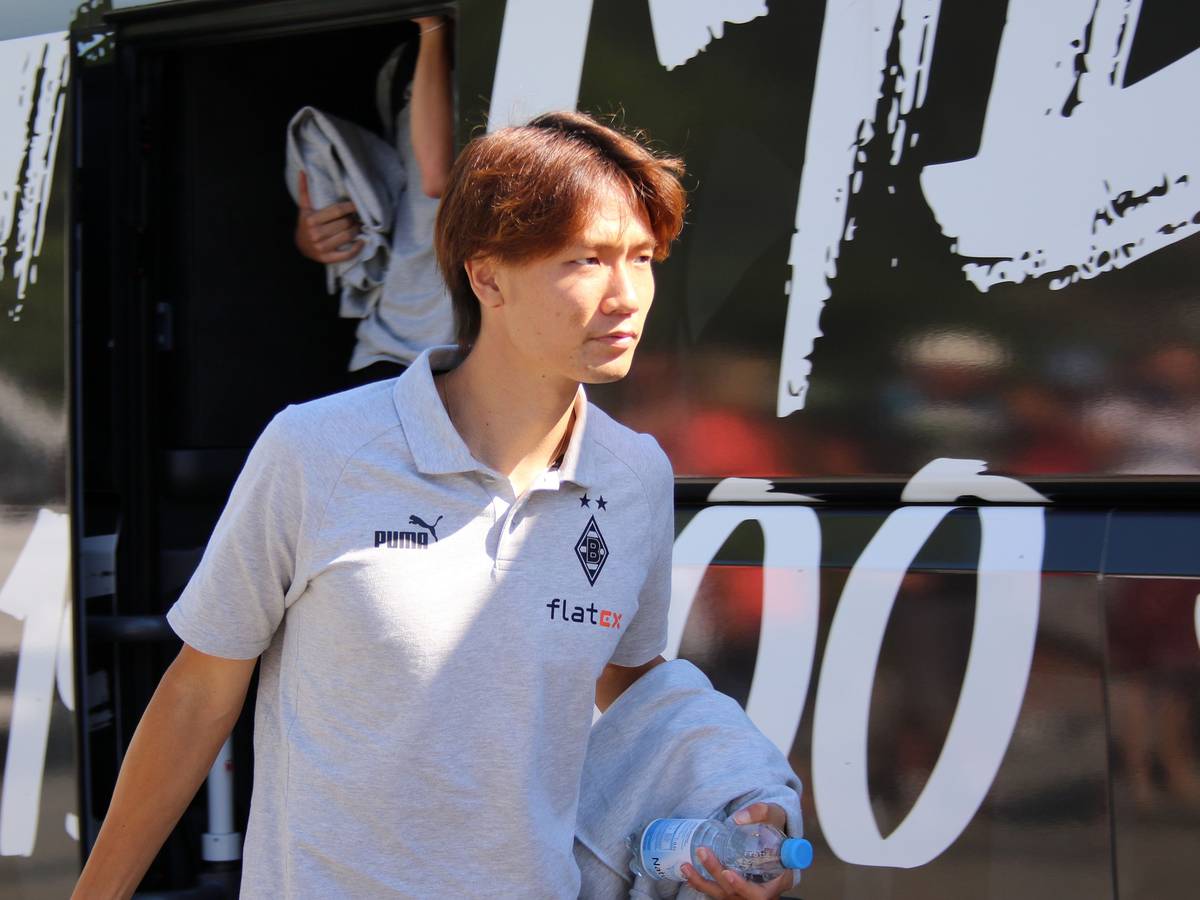 Gladbach-Transfer Ko Itakura ist auch dabei! Der Borussia-Tross ist am Sonntag (3. Juli 2022) am Tegernsee in Rottach-Egern angekommen. Itakura ist aus dem Mannschaftsbus ausgestiegen.