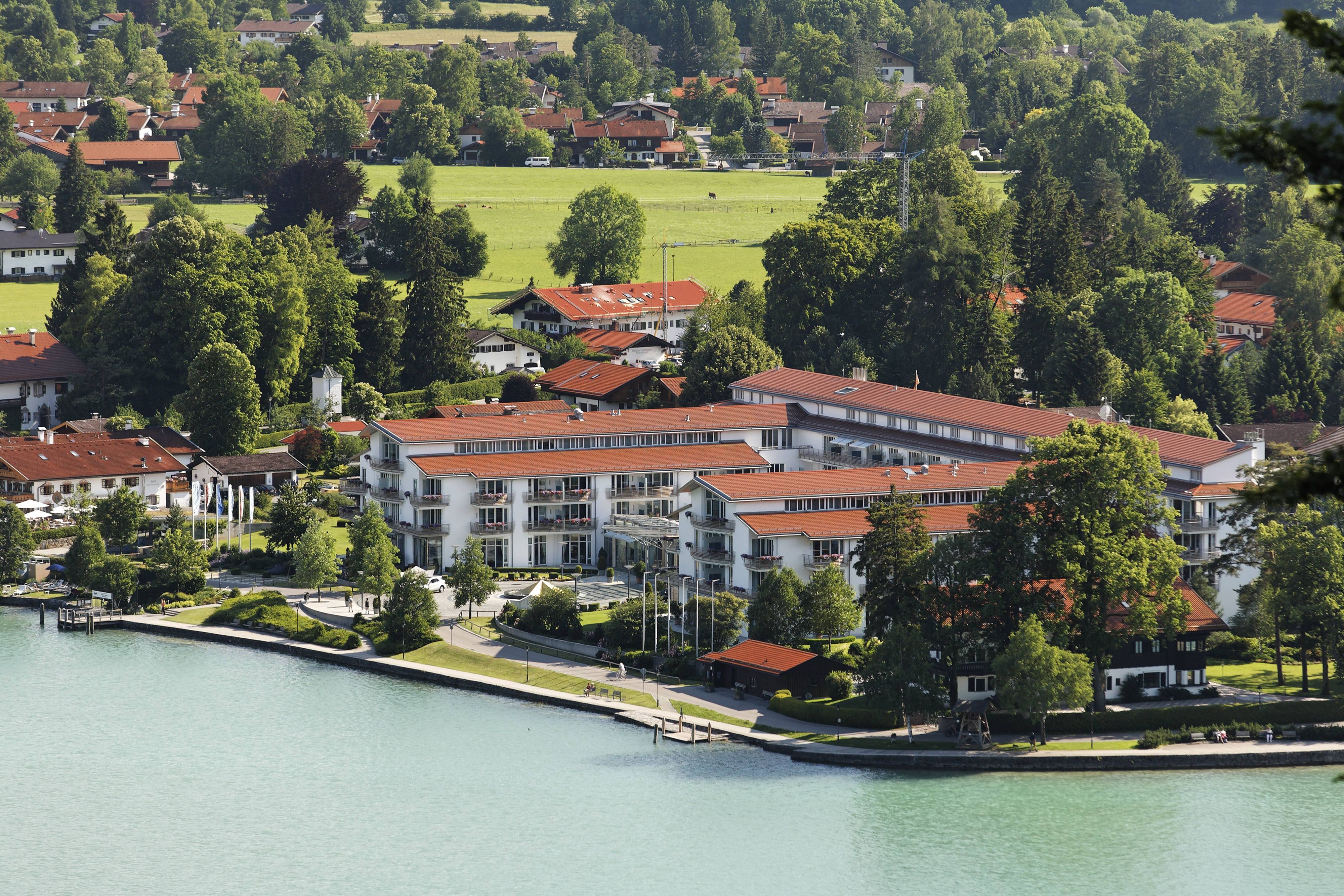 Im edlen Seehotel Überfahrt am Tegernsee schlafen die Profis von Borussia Mönchengladbach während des Trainingslagers in Rottach-Egern. Das Foto zeigt das Hotel aus der Vogelperspektive.