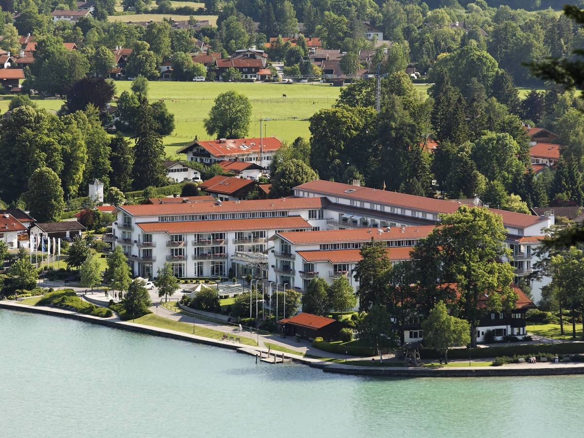 Im edlen Seehotel Überfahrt am Tegernsee schlafen die Profis von Borussia Mönchengladbach während des Trainingslagers in Rottach-Egern. Das Foto zeigt das Hotel aus der Vogelperspektive.