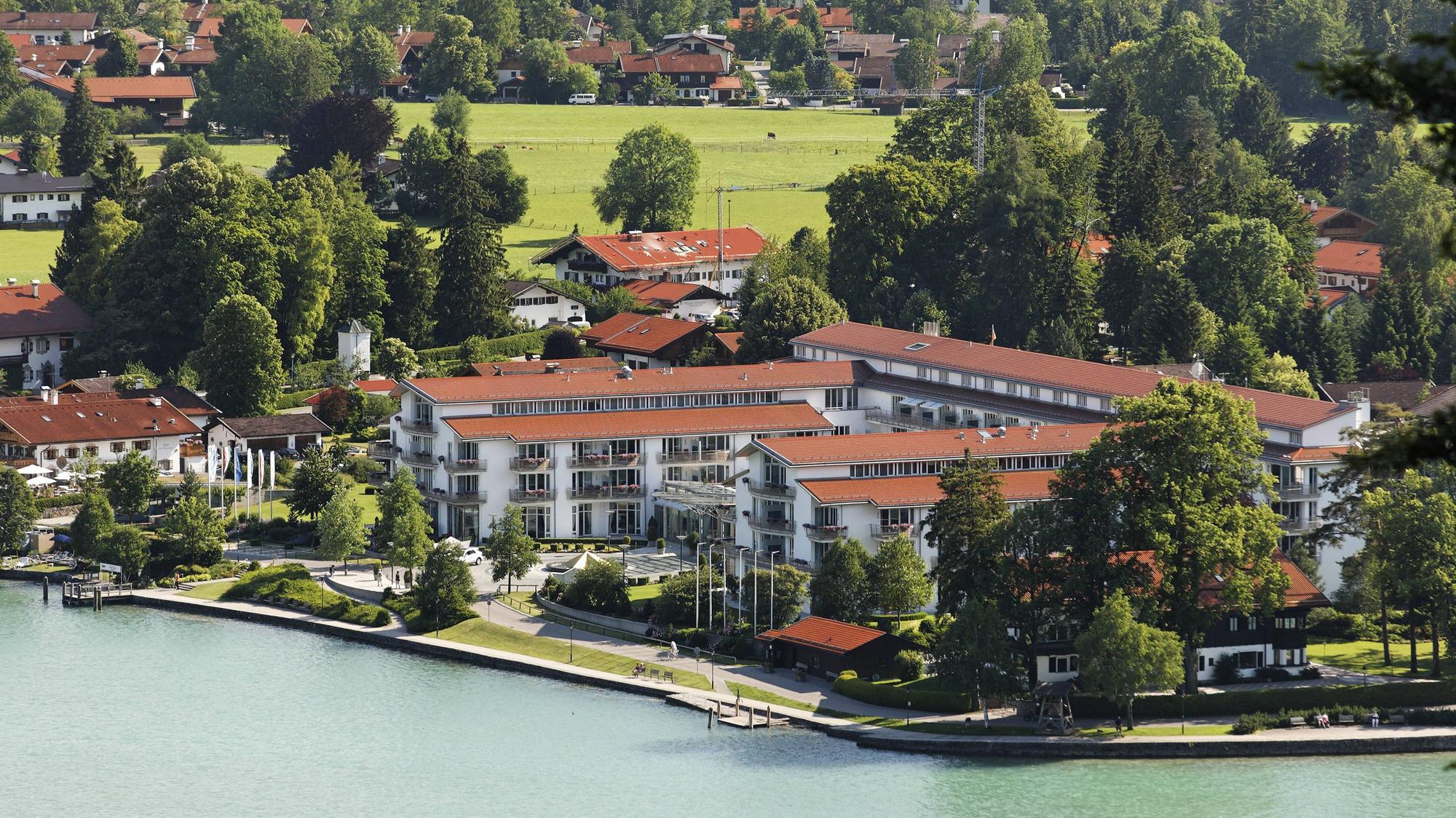 Im edlen Seehotel Überfahrt am Tegernsee schlafen die Profis von Borussia Mönchengladbach während des Trainingslagers in Rottach-Egern. Das Foto zeigt das Hotel aus der Vogelperspektive.