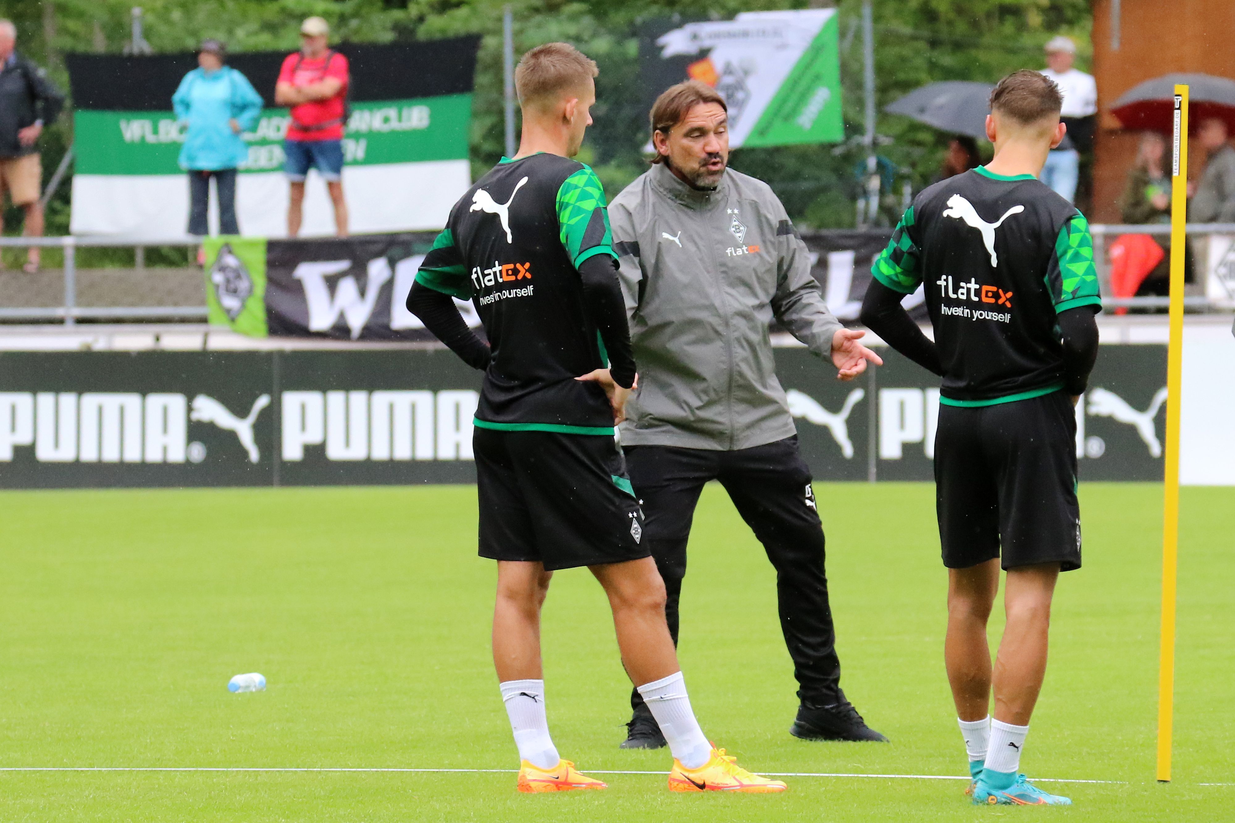 Daniel Farke (M.), Trainer von Borussia Mönchengladbach, bei der ersten Übungseinheit der Fohlen-Elf am Montag (4. Juli 2022) in Rottach-Egern. Im Hintergrund schauen Fans zu.