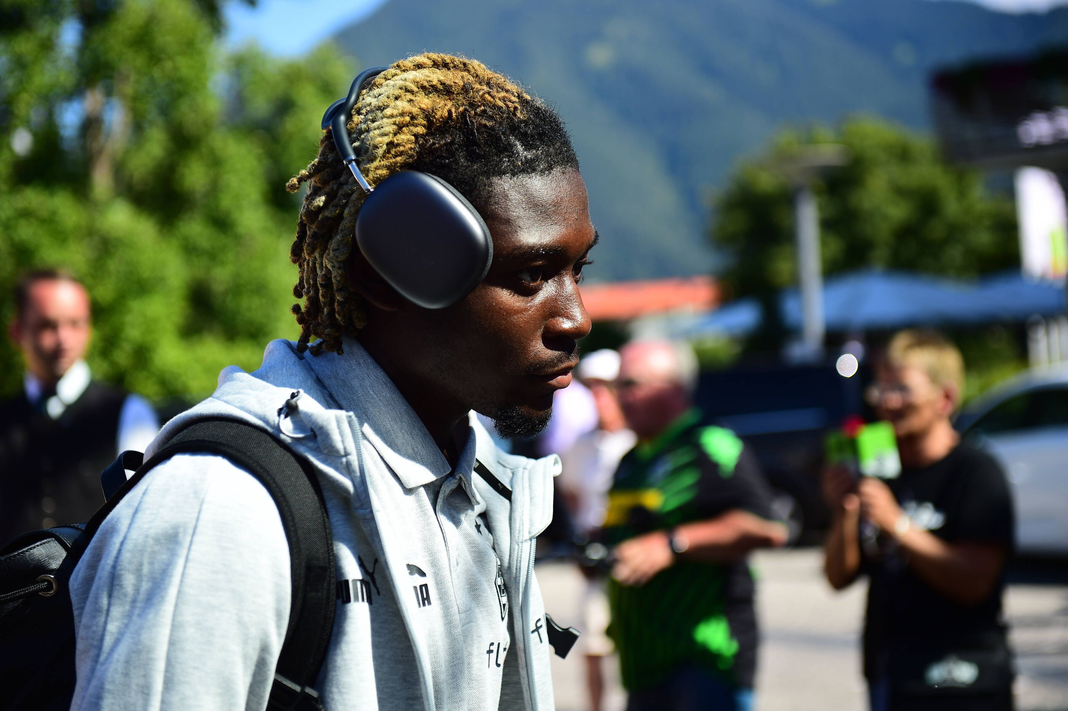 Gladbach-Profi Manu Kone bei der Ankunft (3. Juli 2022) im Trainingslager der Borussia in Rottach-Egern am Tegernsee. Kone trägt Kopfhörer.