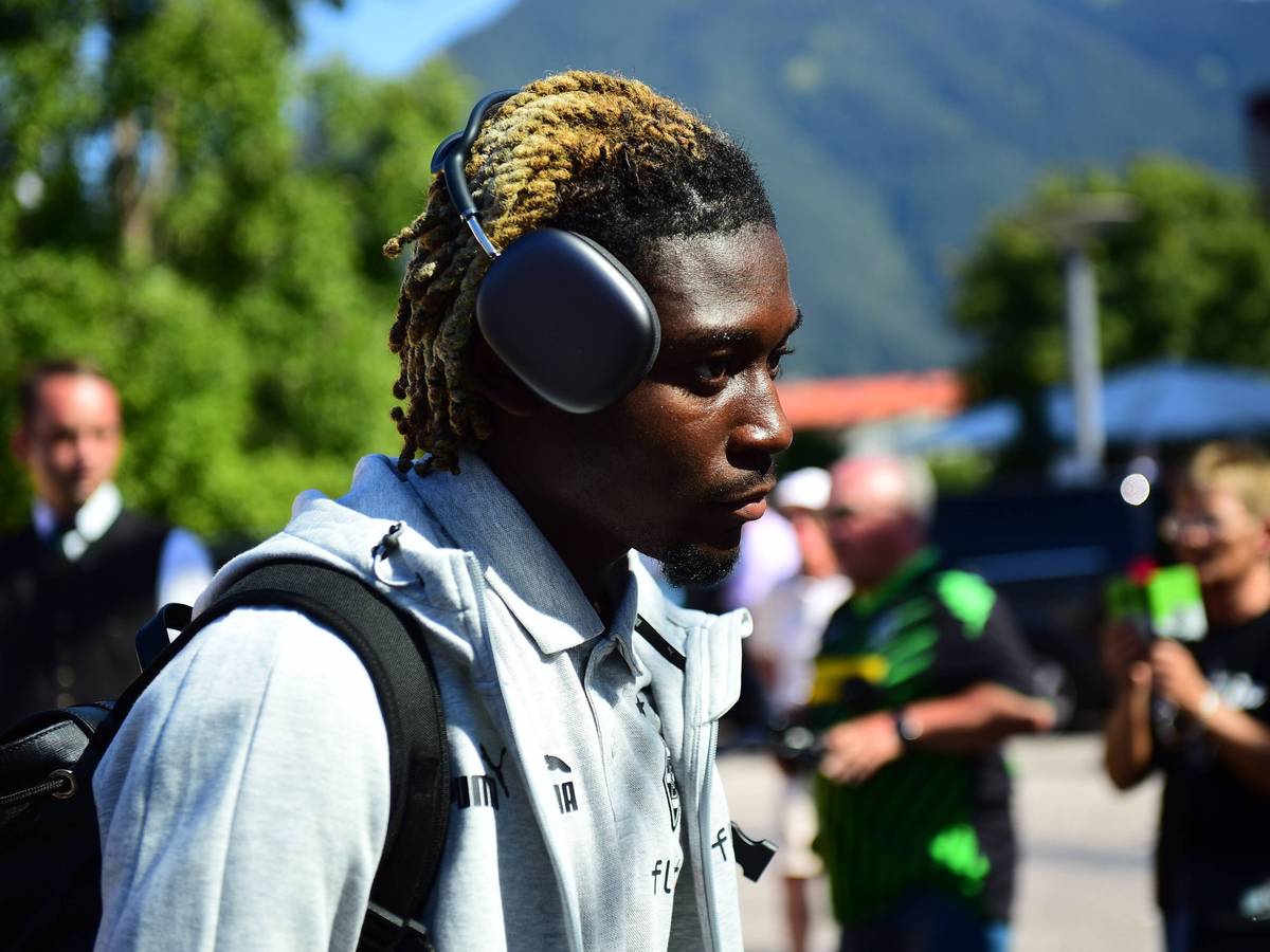Gladbach-Profi Manu Kone bei der Ankunft (3. Juli 2022) im Trainingslager der Borussia in Rottach-Egern am Tegernsee. Kone trägt Kopfhörer.