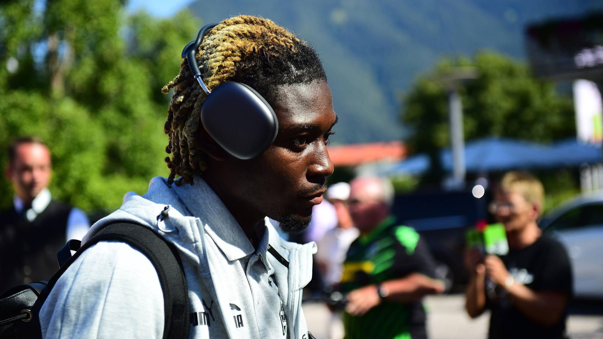 Gladbach-Profi Manu Kone bei der Ankunft (3. Juli 2022) im Trainingslager der Borussia in Rottach-Egern am Tegernsee. Kone trägt Kopfhörer.