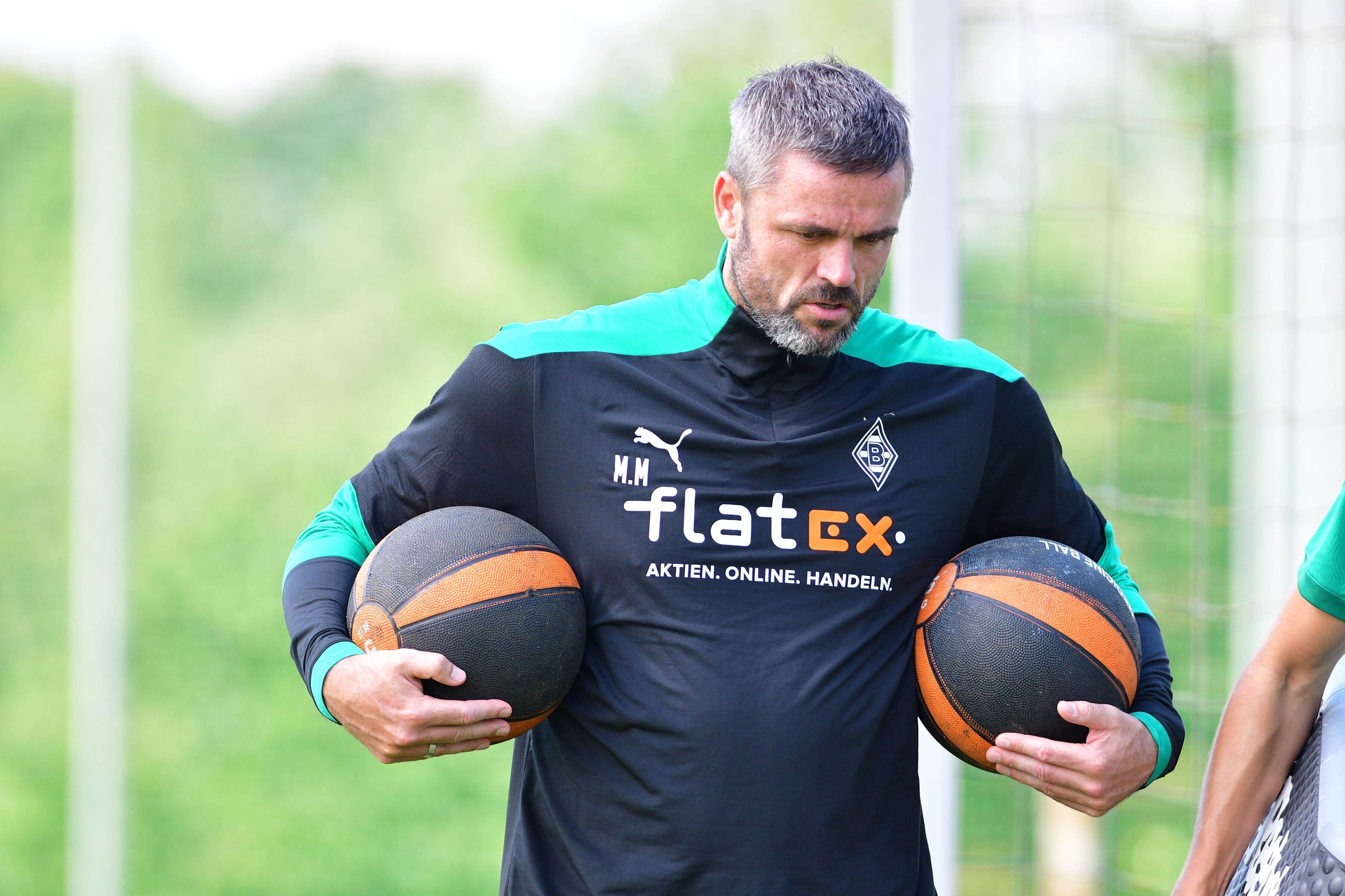 Martin Meichelbeck, hier am 18. August 2021 beim Trainingslager von Borussia Mönchengladbach in Harsewinkel beim Tragen zweier Medizinbälle.