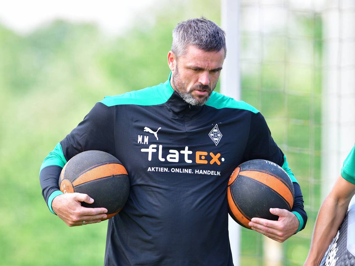 Martin Meichelbeck, hier am 18. August 2021 beim Trainingslager von Borussia Mönchengladbach in Harsewinkel beim Tragen zweier Medizinbälle.