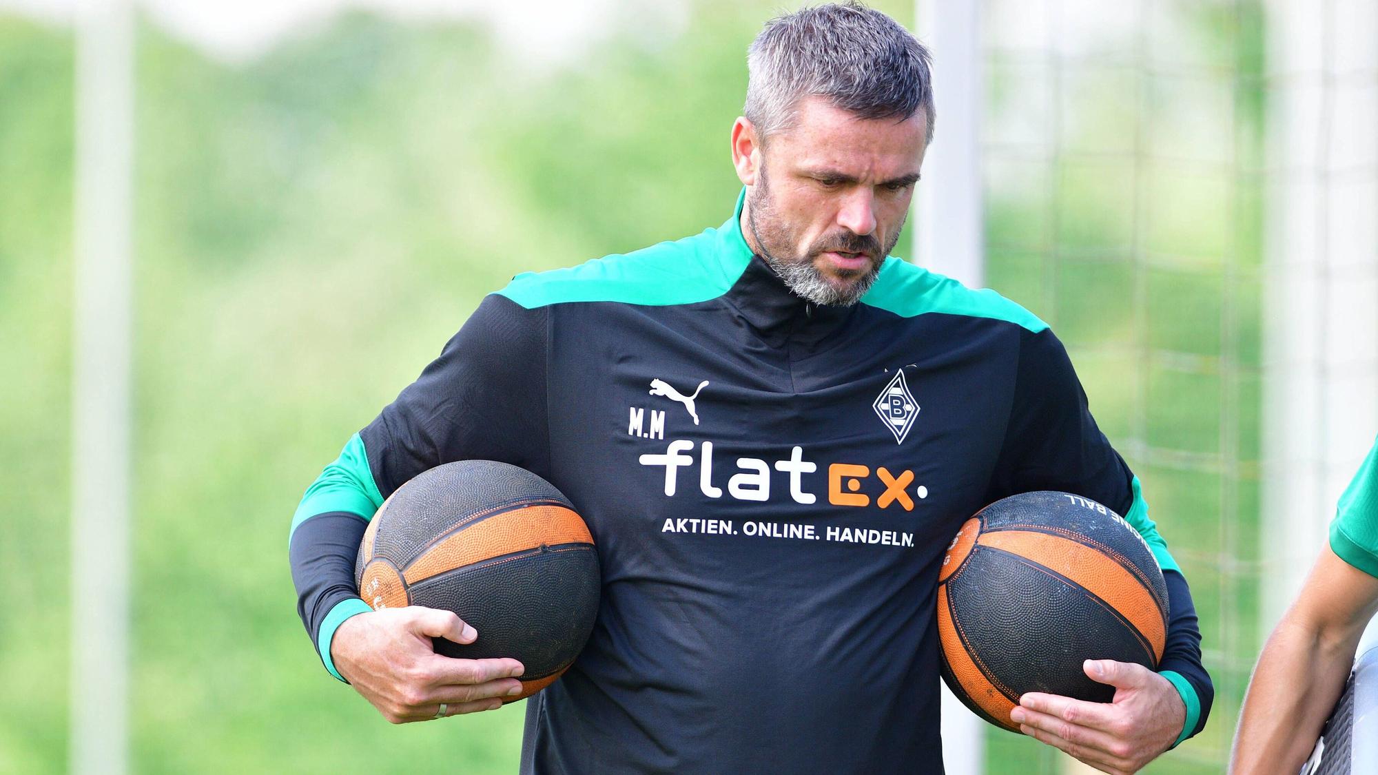 Martin Meichelbeck, hier am 18. August 2021 beim Trainingslager von Borussia Mönchengladbach in Harsewinkel beim Tragen zweier Medizinbälle.