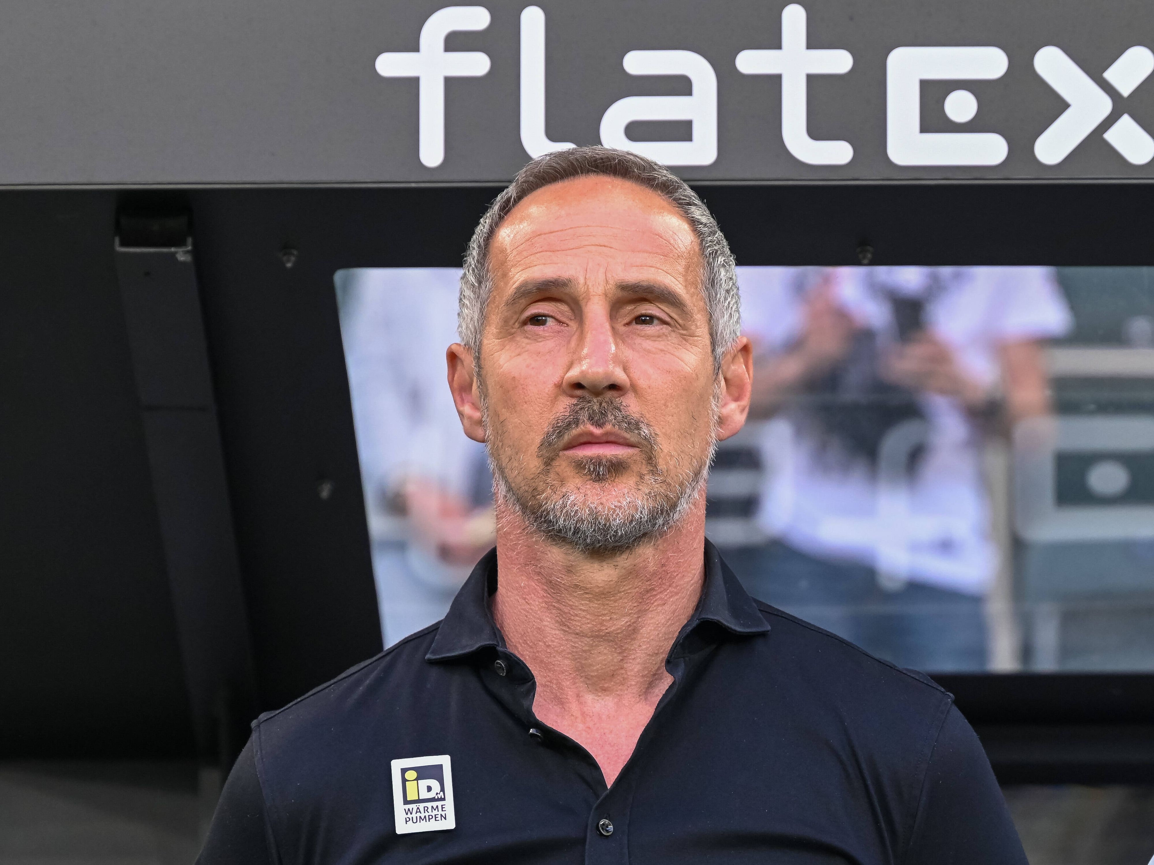Ex-Gladbach-Trainer, Adi Hütter, während der Nationalhymne beim Benefiz-Spiel gegen die Ukraine am 11. Mai 2022. Adi Hütter blickt starr links von der Kamera weg.
