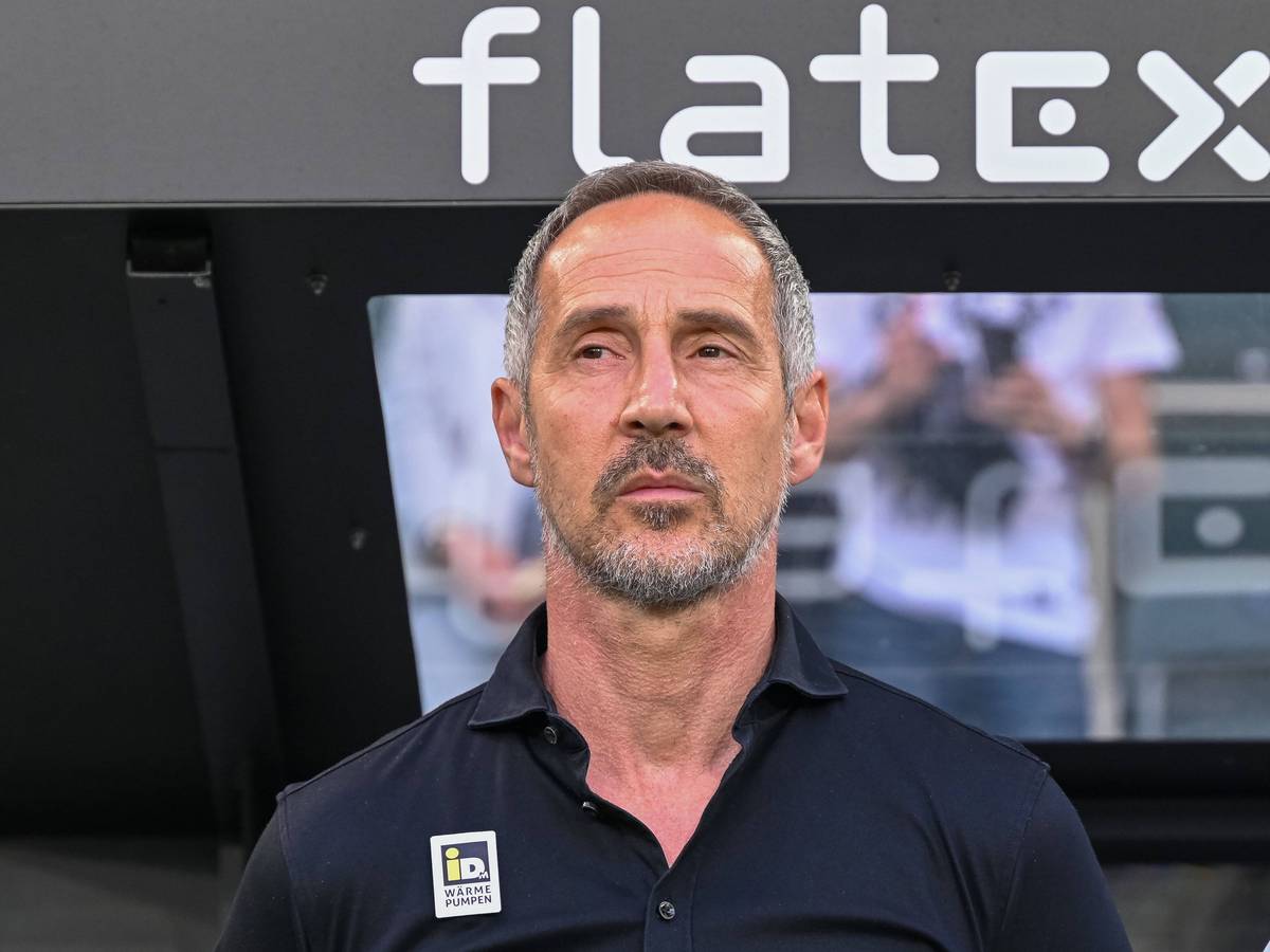 Ex-Gladbach-Trainer, Adi Hütter, während der Nationalhymne beim Benefiz-Spiel gegen die Ukraine am 11. Mai 2022. Adi Hütter blickt starr links von der Kamera weg.