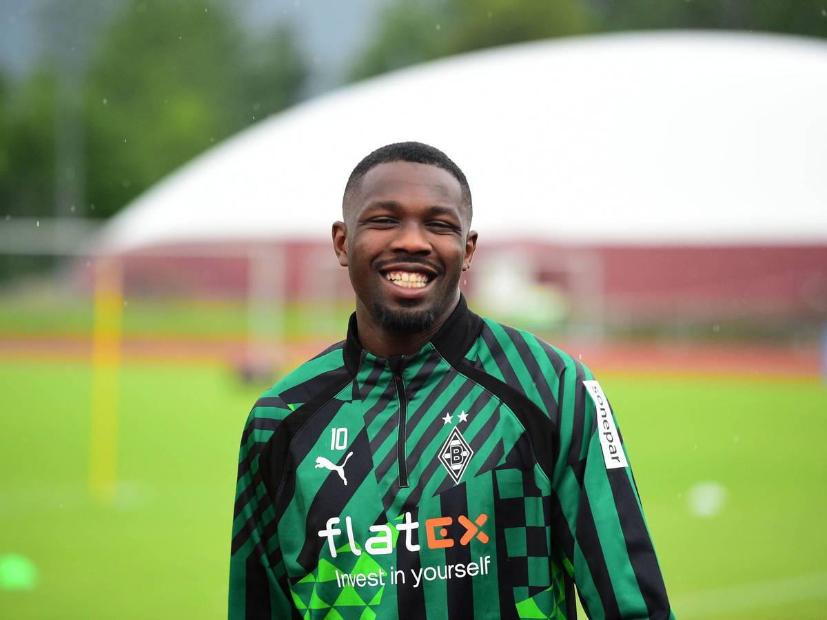 Borussia-Mönchengladbach-Star Marcus Thuram, hier am 4. Juli 2022 im Trainingslager der Borussia, könnte Gladbach wohl erhalten bleiben. Thuram lächelt in die Kamera.