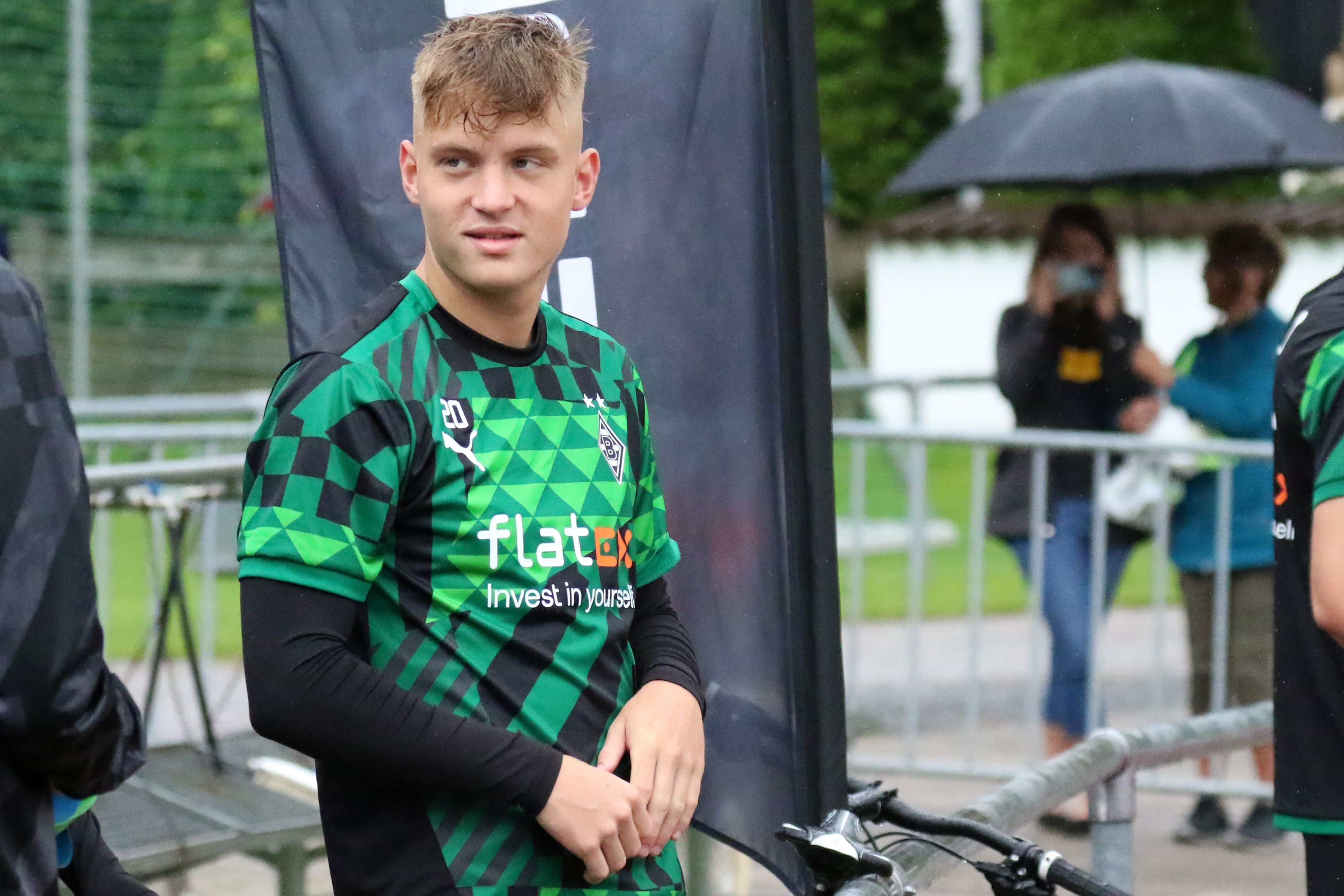 Luca Netz am 4. Juli 2022 im Trainingslager von Borussia Mönchengladbach an der Sportanlage Birkenmoos in Rottach-Egern.