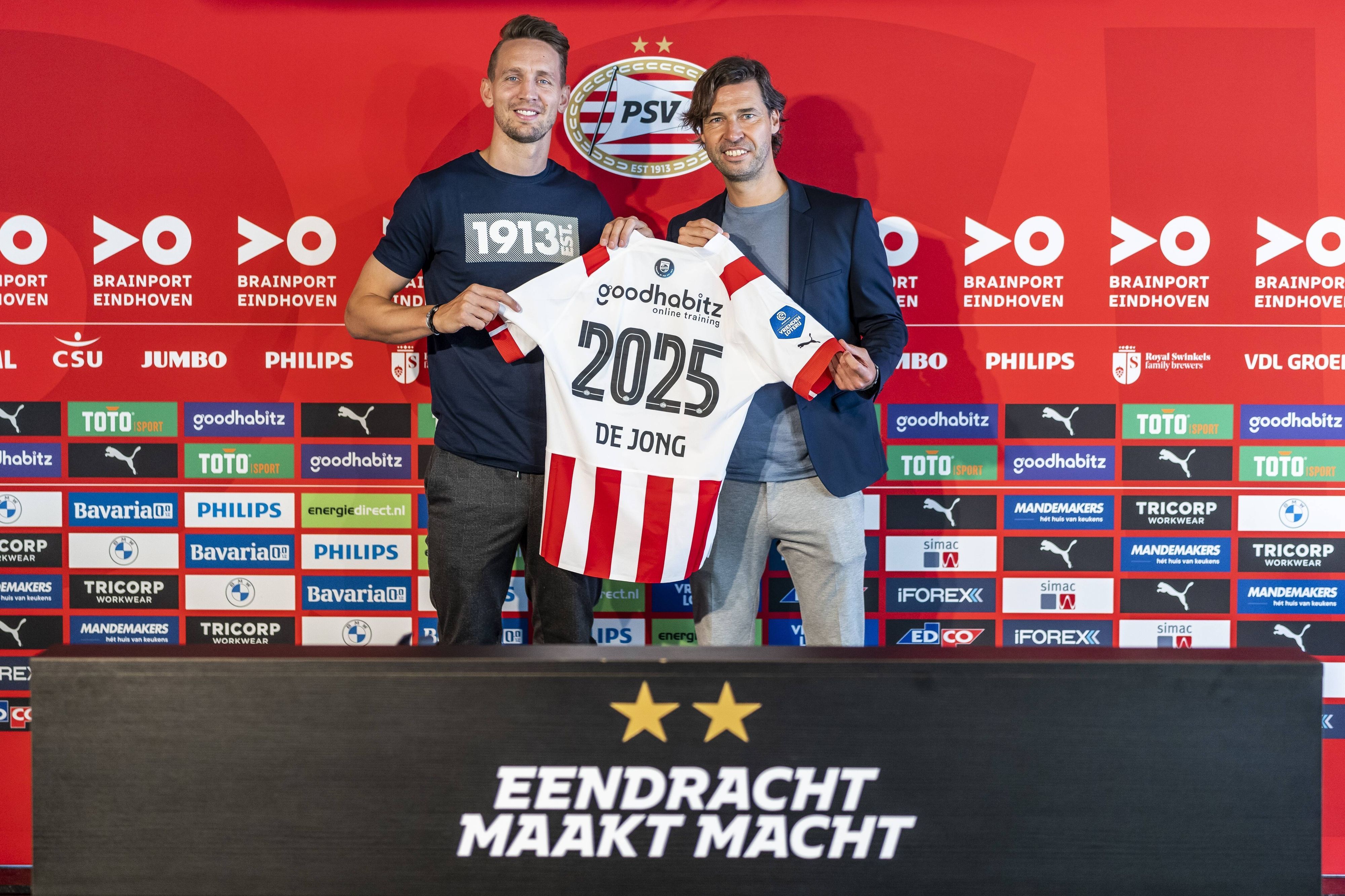 Ex-Borussia-Mönchengladbach-Stürmer kehrt in die Heimat zurück. Hier ist de Jong (l.) während seiner Vorstellung am 2. Juli 2022 bei PSV Eindhoven zu sehen. De Jong (l.) hält mit dem technischen Direktor von PSV, John de Jong (r.) ein Trikot in die Kamera.