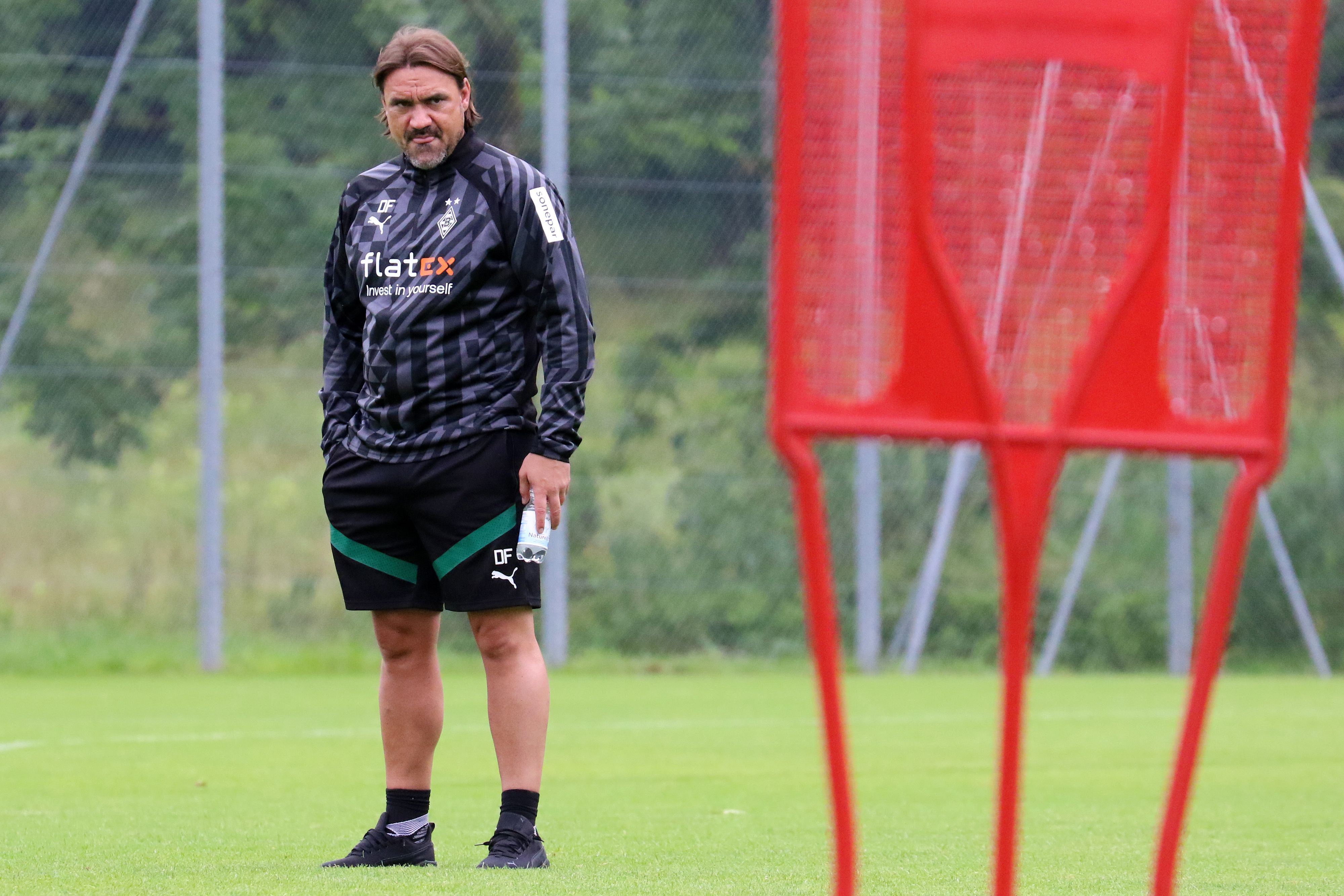 Daniel Farke, Trainer von Fußball-Bundesligist Borussia Mönchengladbach, während einer Trainingseinheit (5. Juli 2022) in Rottach-Egern am Tegernsee. Farke schaut auf den Trainingsplatz.