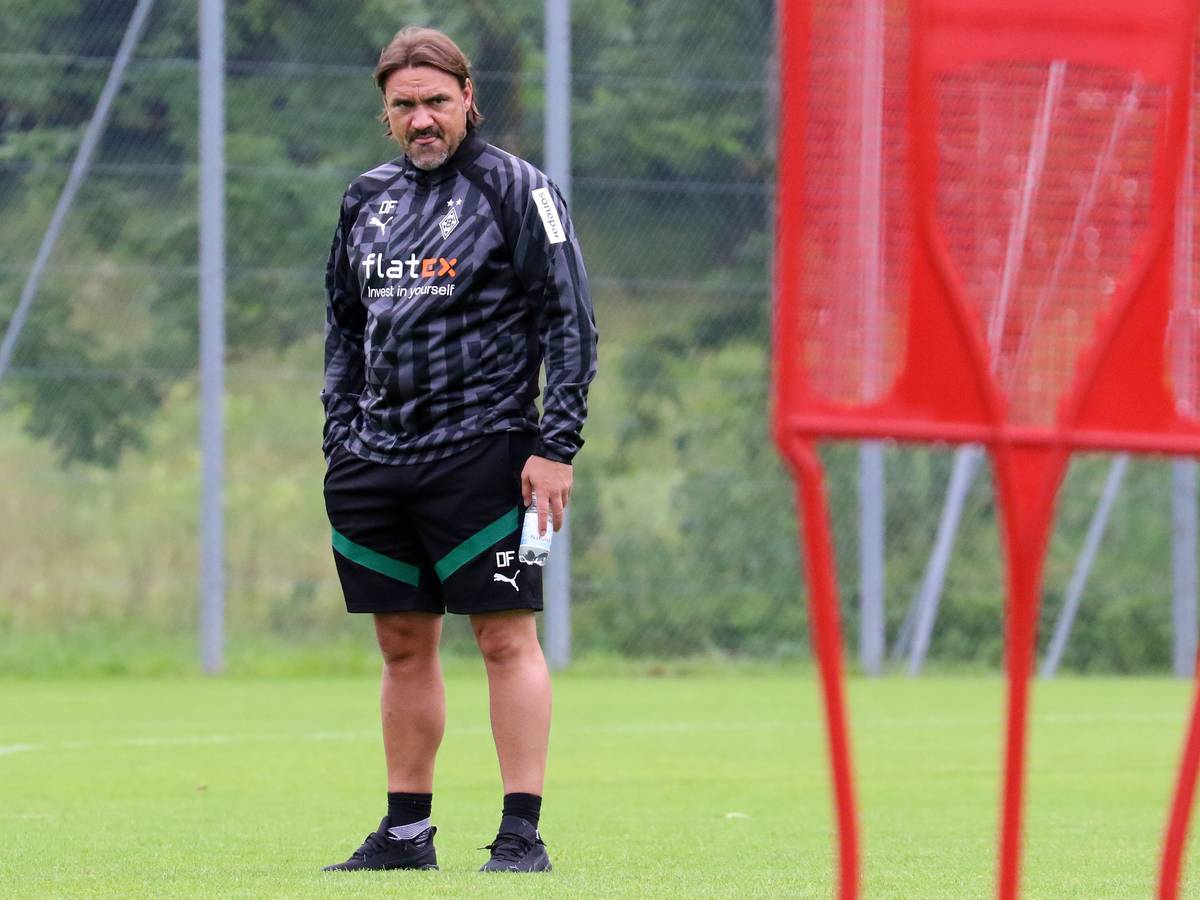 Daniel Farke, Trainer von Fußball-Bundesligist Borussia Mönchengladbach, während einer Trainingseinheit (5. Juli 2022) in Rottach-Egern am Tegernsee. Farke schaut auf den Trainingsplatz.