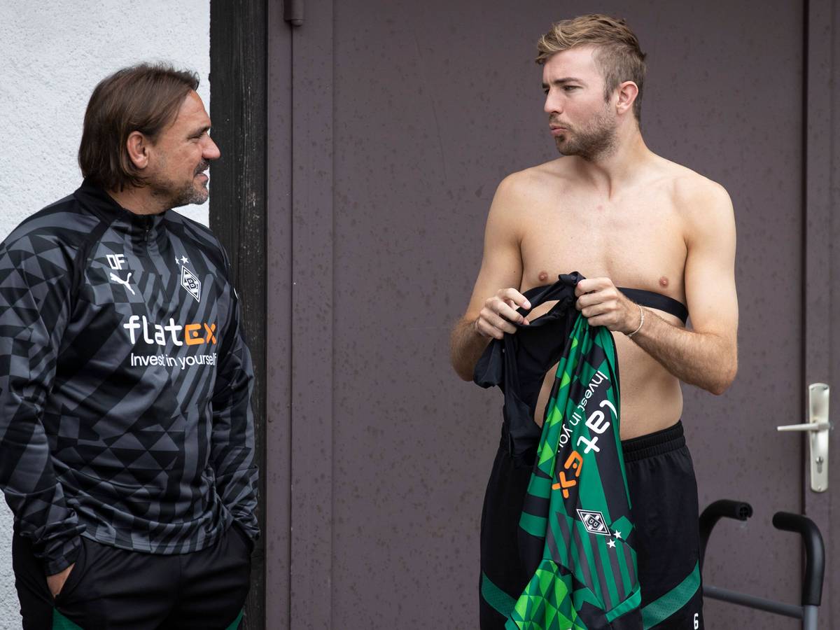 Christoph Kramer (r.), Mittelfeldspieler von Borussia Mönchengladbach, spricht mit Gladbach-Coach Daniel Farke im Trainingslager am 5. Juli 2022.